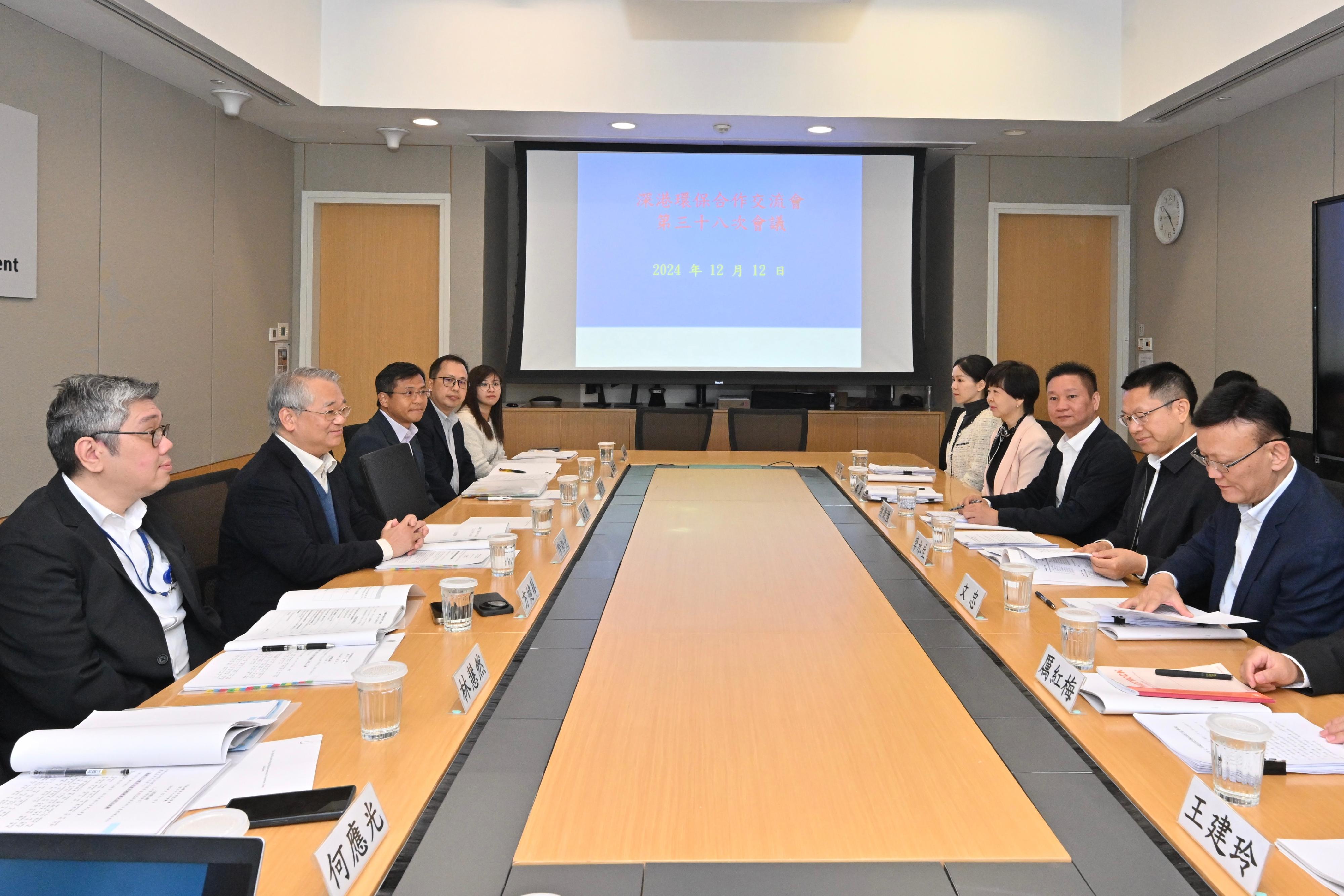 The Director of Environmental Protection of the Hong Kong Special Administrative Region, Dr Samuel Chui (second left), and the Director of the Ecology Environment Bureau of Shenzhen Municipality, Mr Li Shuisheng (second right), co-chaired the 38th Shenzhen-Hong Kong Environmental Co-operation Forum today (December 12).