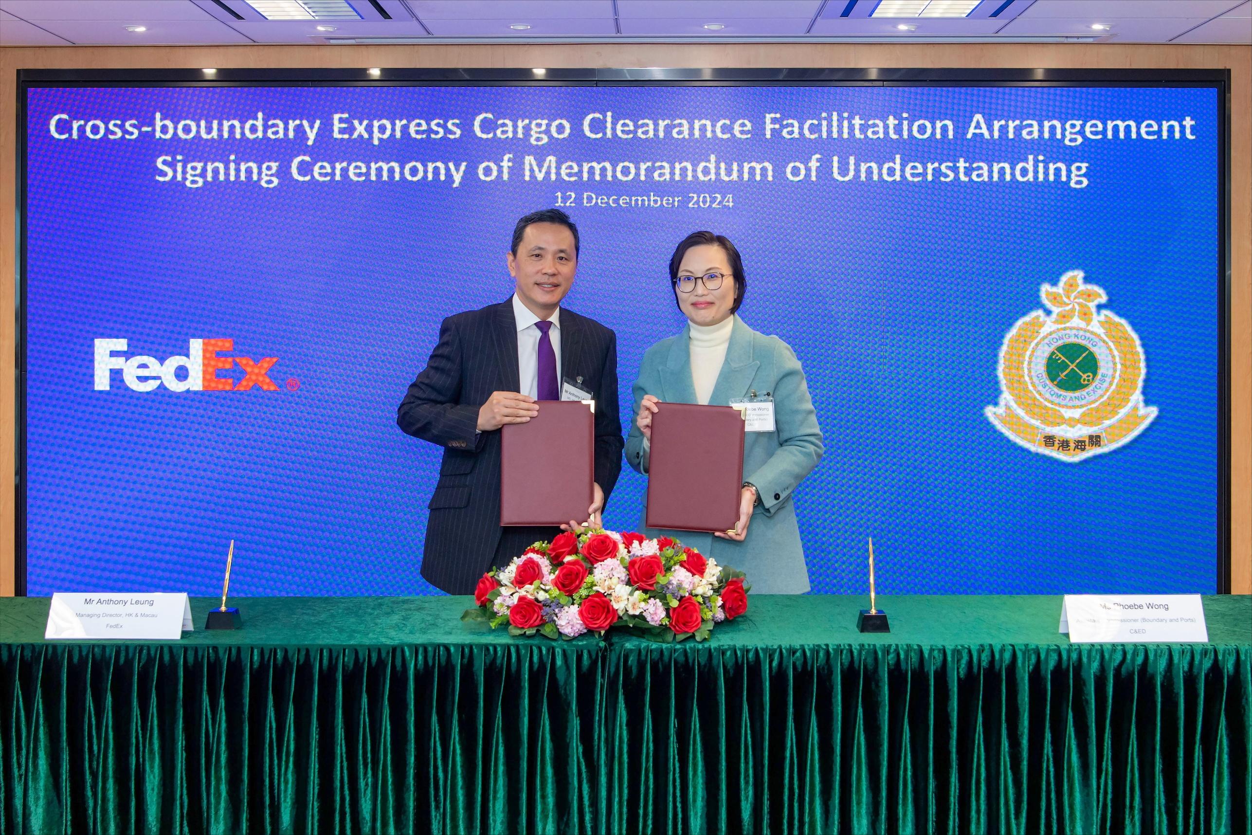 The Assistant Commissioner (Boundary and Ports) of Customs and Excise, Ms Wong Wai-chuen (right), and the Managing Director of the FedEx Hong Kong and Macau, Mr Anthony Leung (left), today (December 12) signed a Memorandum of Understanding on the Cross-boundary Express Cargo Clearance Facilitation Arrangement to further enhance the efficiency of customs clearance.