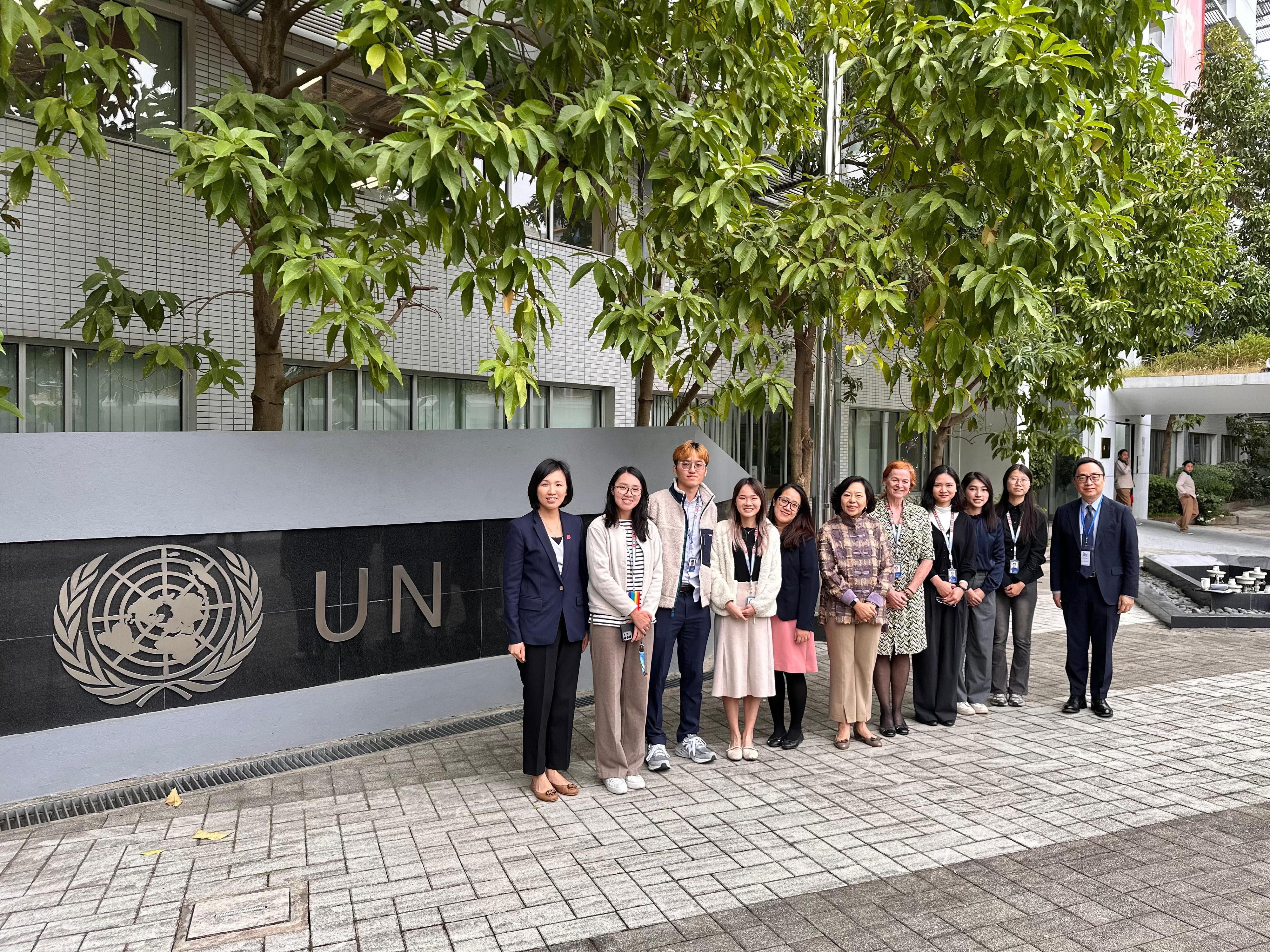 The Secretary for Home and Youth Affairs, Miss Alice Mak, continued her visit in Vietnam today (December 12). Photo shows Miss Mak (centre) with representatives of the United Nations Development Programme and the United Nations Children's Fund in Vietnam, and volunteer interns participating in the United Nations Volunteers - Hong Kong Universities Volunteer Internship Programme.