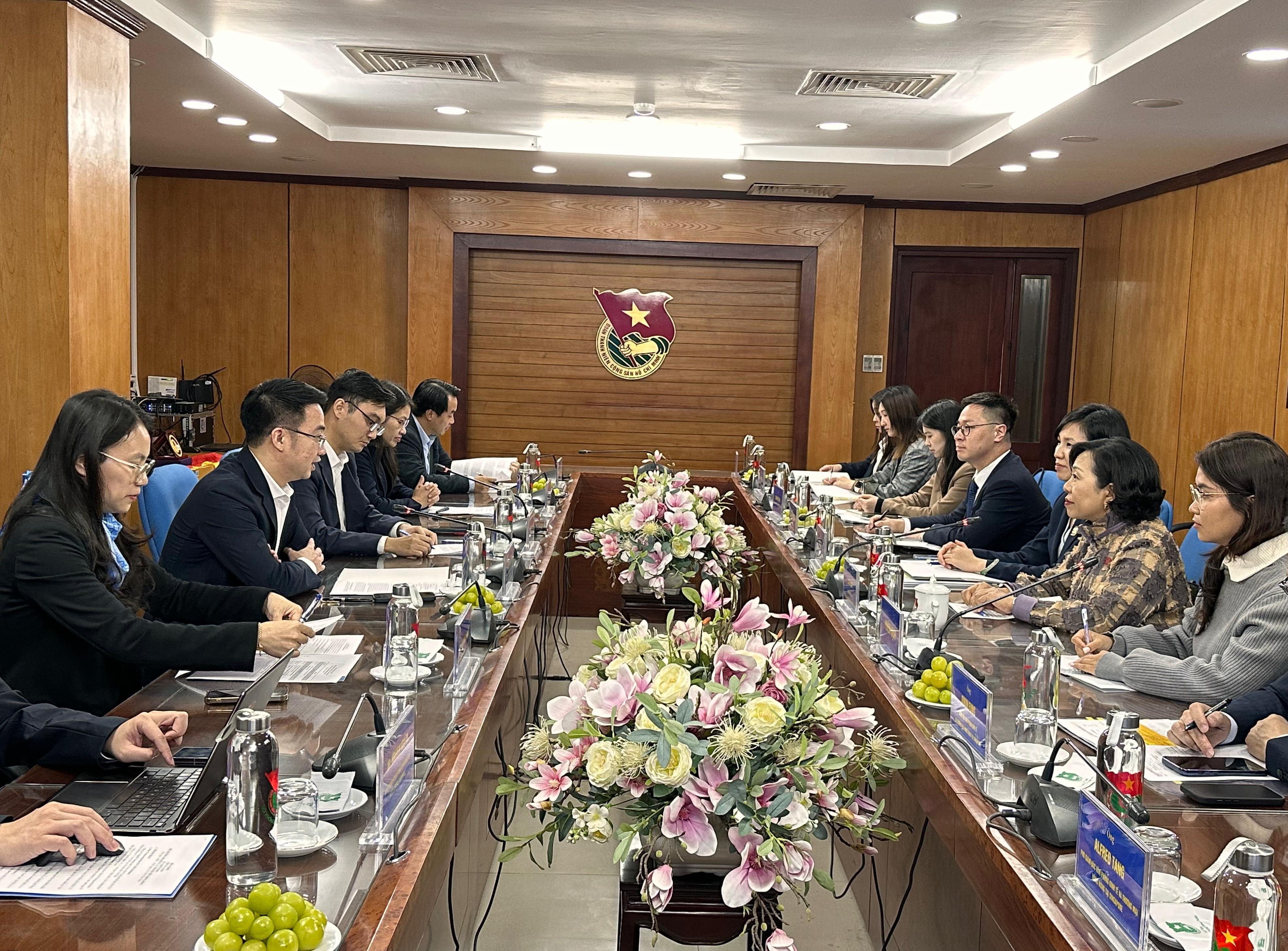 The Secretary for Home and Youth Affairs, Miss Alice Mak, continued her visit in Vietnam today (December 12). Photo shows Miss Mak (second right) meeting with the Secretary of Ho Chi Minh Communist Youth Union's Central Committee, Mr Nguyen Tuong Lam (second left), to exchange views on youth development work of the two places.