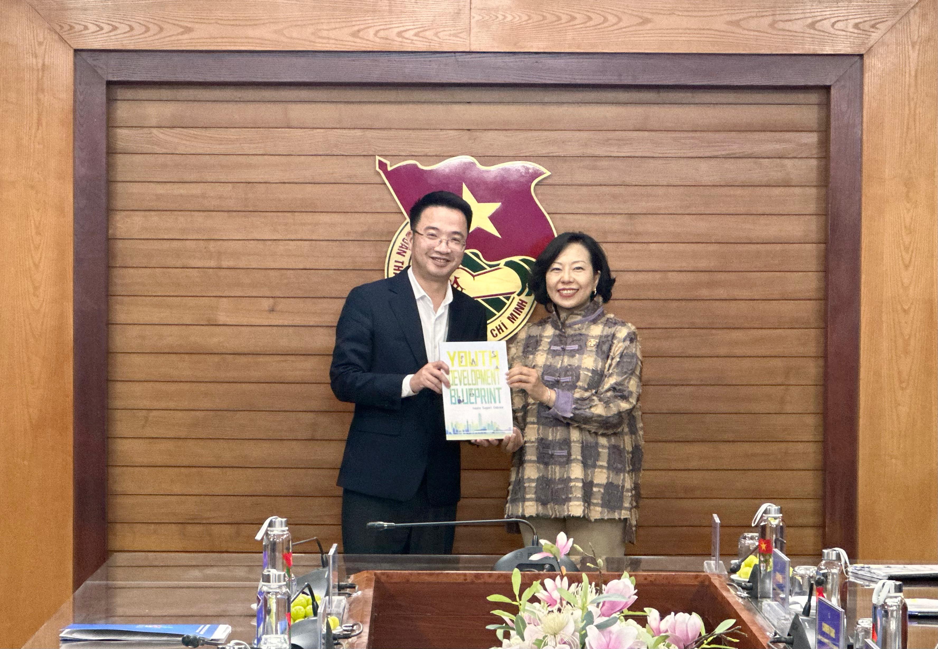 The Secretary for Home and Youth Affairs, Miss Alice Mak, continued her visit in Vietnam today (December 12). Photo shows Miss Mak (right) meeting with the Secretary of Ho Chi Minh Communist Youth Union's Central Committee, Mr Nguyen Tuong Lam (left).