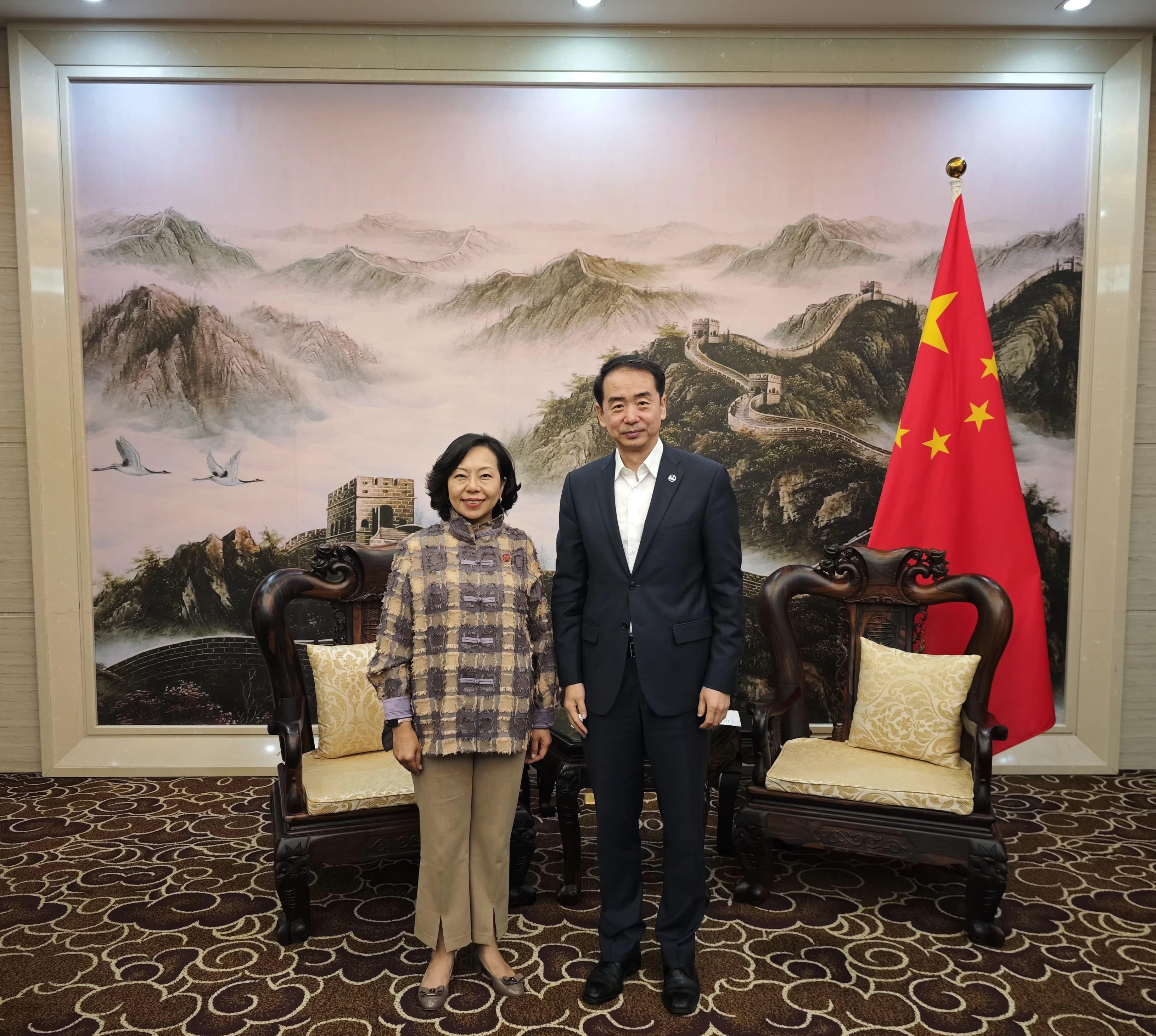 The Secretary for Home and Youth Affairs, Miss Alice Mak, continued her visit in Vietnam today (December 12). Photo shows Miss Mak (left) meeting with the Ambassador Extraordinary and Plenipotentiary of the People's Republic of China to the Socialist Republic of Vietnam, Mr He Wei (right).