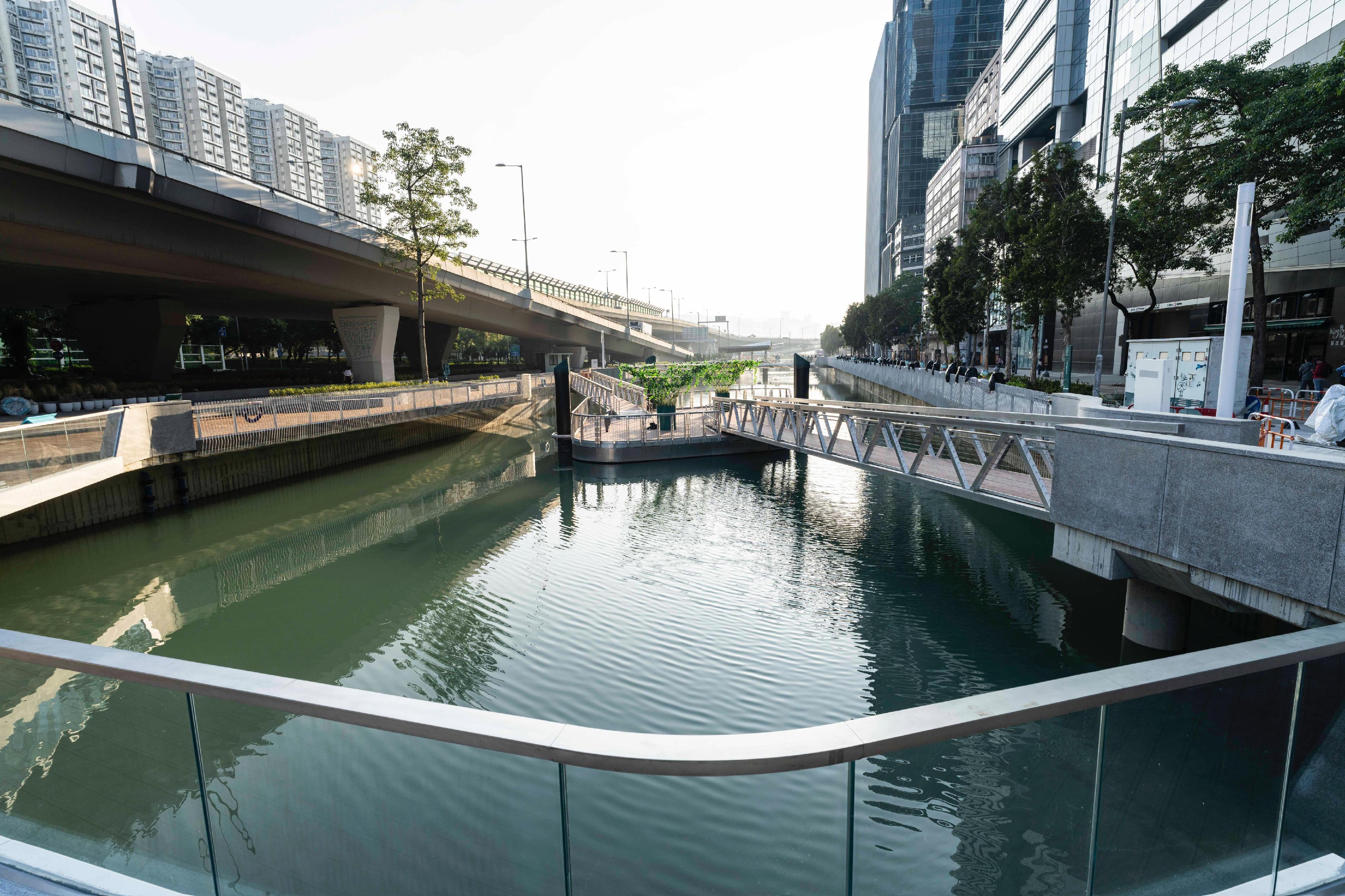 Under the Revitalization of Tsui Ping River project by the Drainage Services Department, the Tsui Ping River facilities along the King Yip Street section were opened for public use today (December 12). Photo shows a cross-river pedestrian walkway designed as a floating island.