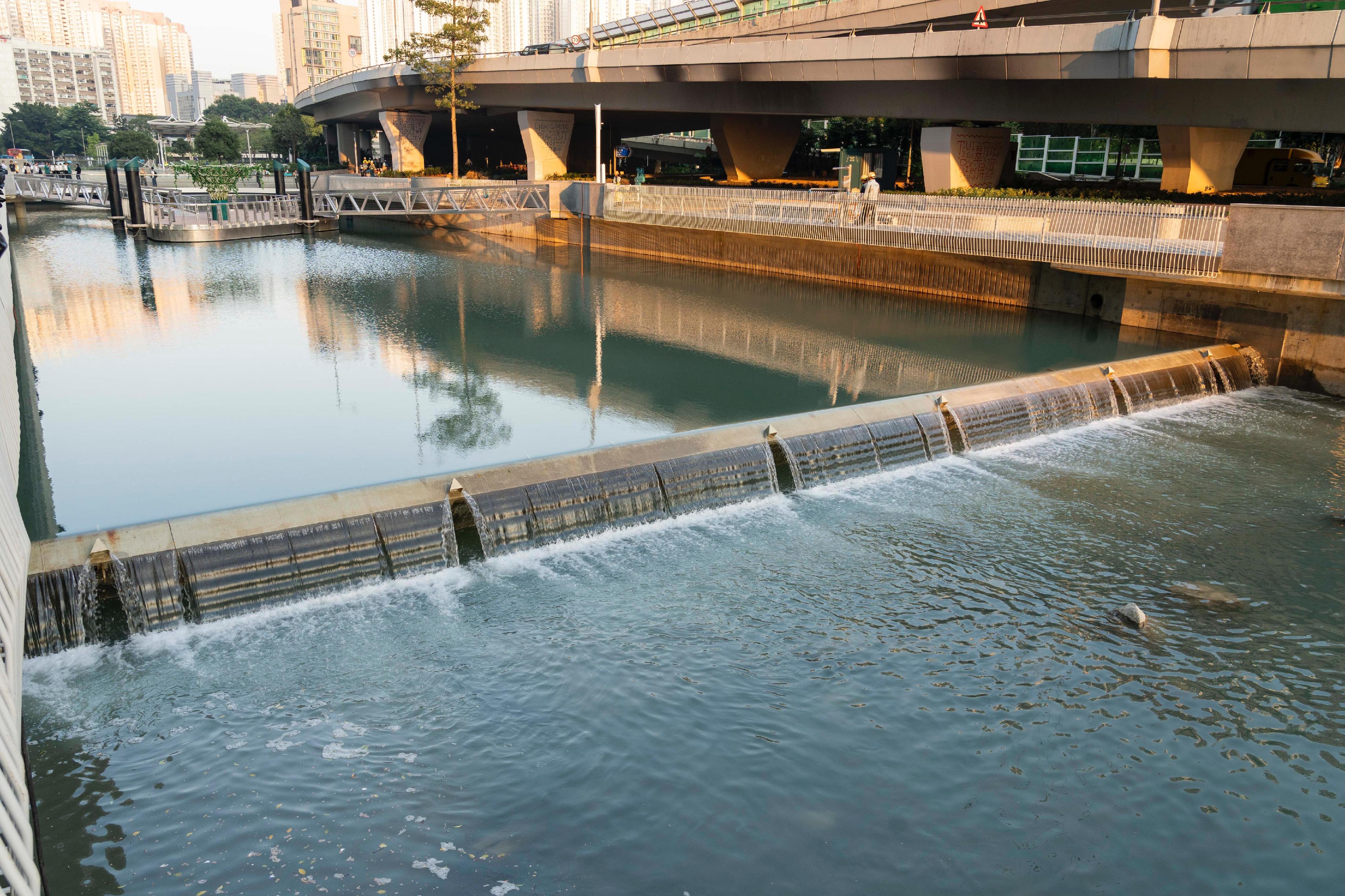 Under the Revitalization of Tsui Ping River project by the Drainage Services Department, the Tsui Ping River facilities along the King Yip Street section were opened for public use today (December 12). Photo shows the intelligent water gate which adopts advanced technology to smartly adjust its rise and fall according to the weather forecast to manage the water level of the river.