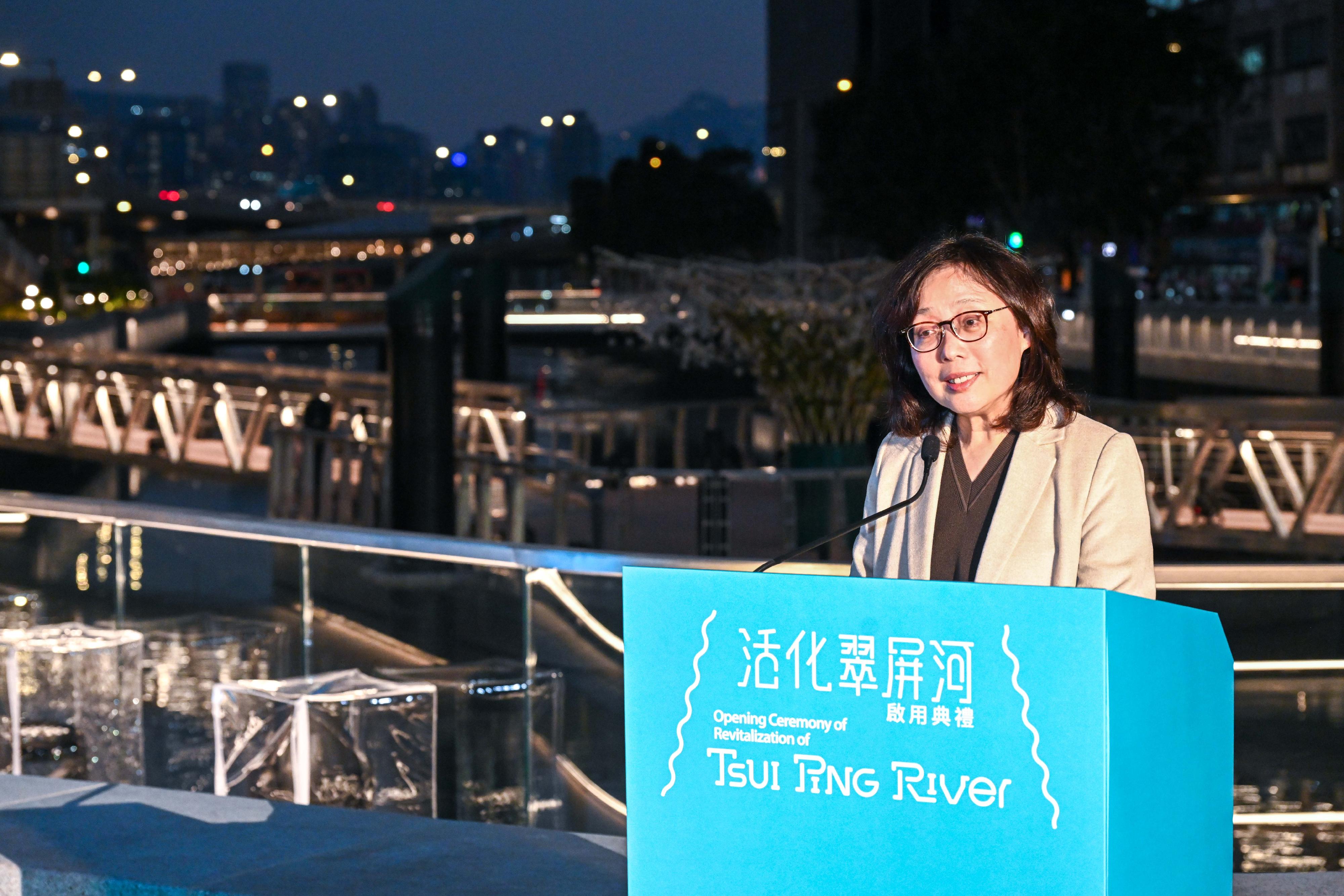 Under the Revitalization of Tsui Ping River project by the Drainage Services Department, the facilities of Tsui Ping River along the King Yip Street section were opened for public use today (December 12). Photo shows the Secretary for Development, Ms Bernadette Linn, speaking at the opening ceremony.