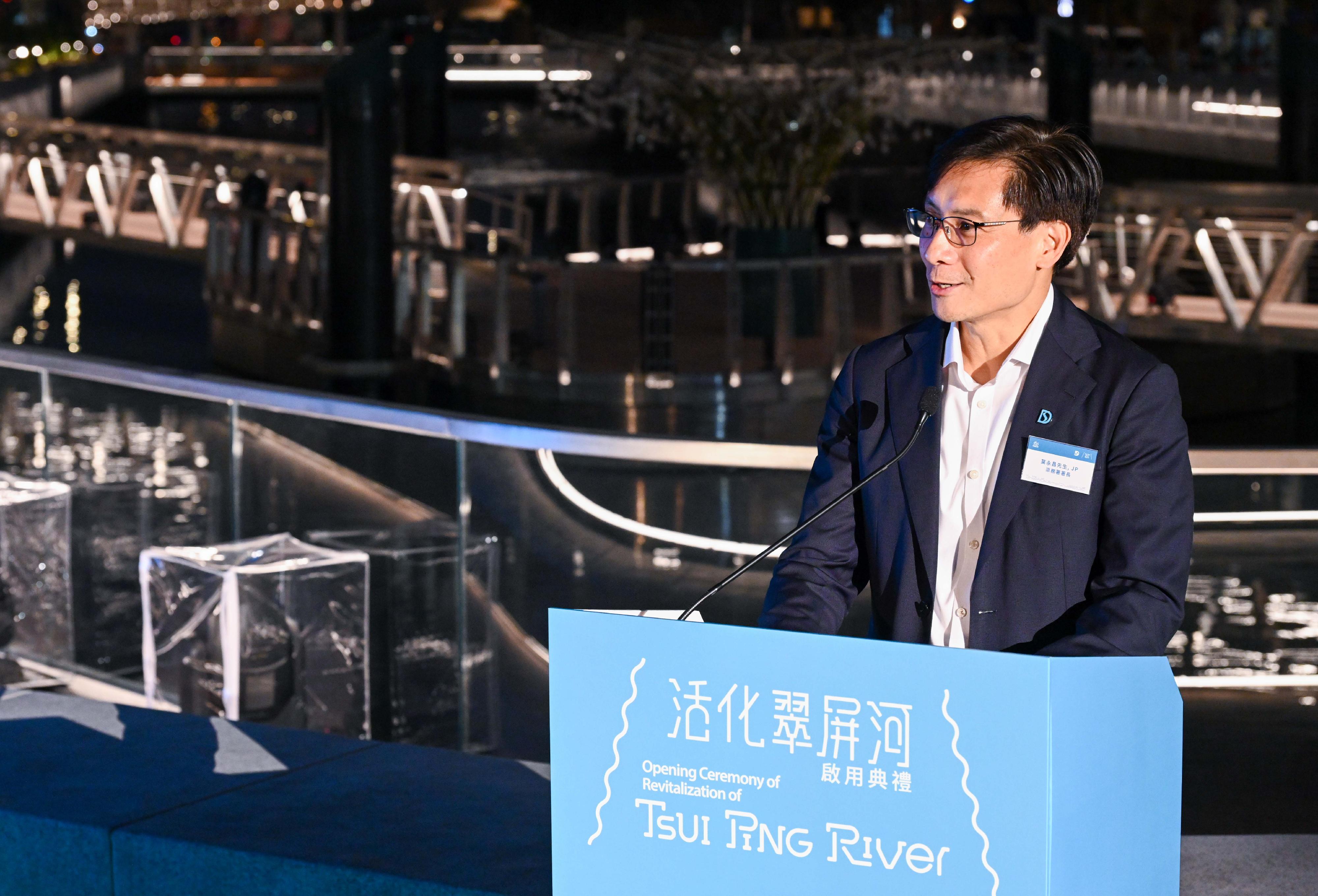 Under the Revitalization of Tsui Ping River project by the Drainage Services Department, the facilities of Tsui Ping River along the King Yip Street section were opened for public use today (December 12). Photo shows the Director of Drainage Services, Mr Ringo Mok, speaking at the opening ceremony.