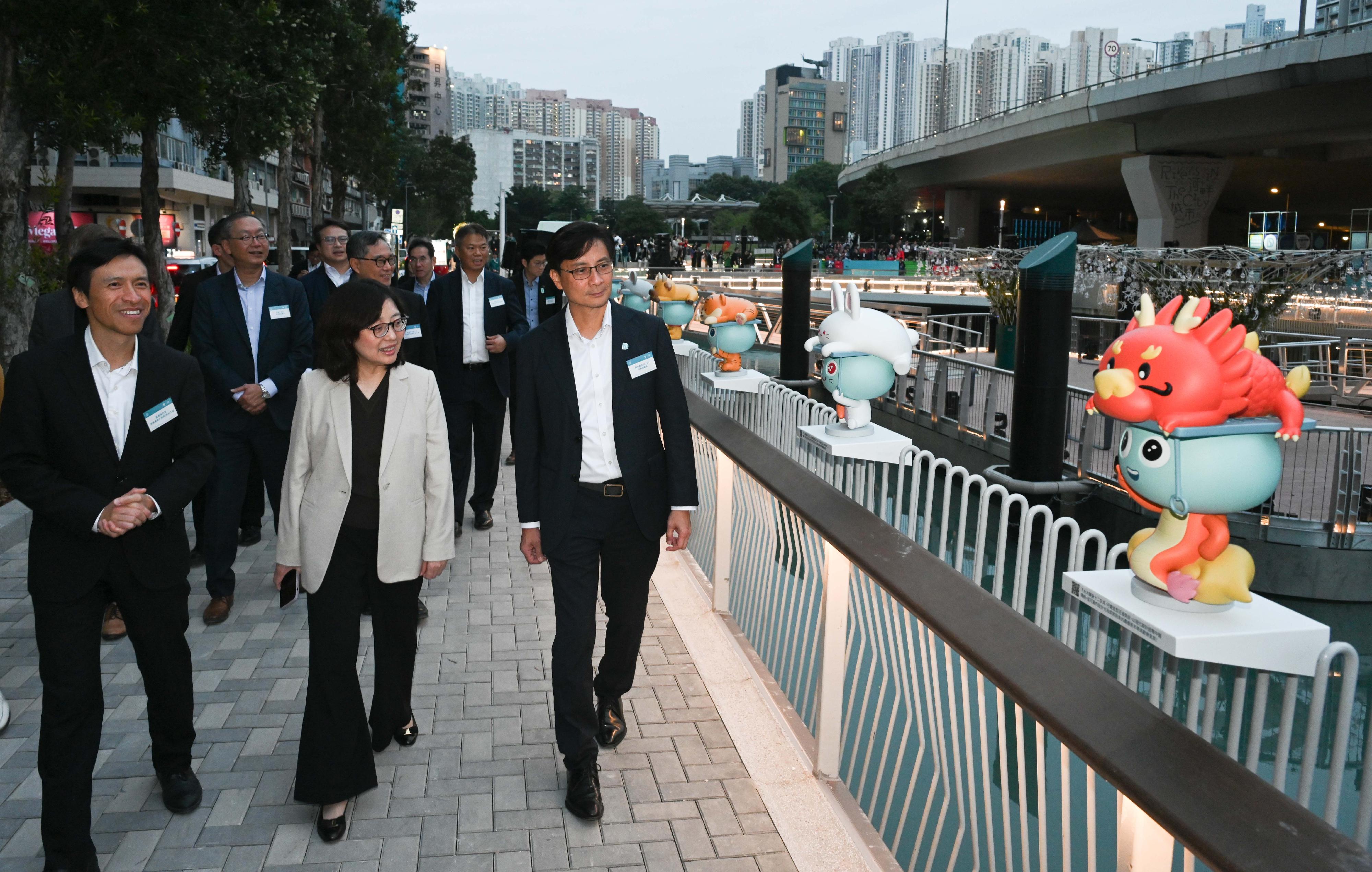 Under the Revitalization of Tsui Ping River project by the Drainage Services Department, the facilities of Tsui Ping River along the King Yip Street section were opened for public use today (December 12). Photo shows the Secretary for Development, Ms Bernadette Linn (first row, centre); the Permanent Secretary for Development (Works), Mr Ricky Lau (second row, centre); the Director of Drainage Services, Mr Ringo Mok (first row, right) and other guests touring the revitalised Tsui Ping River.