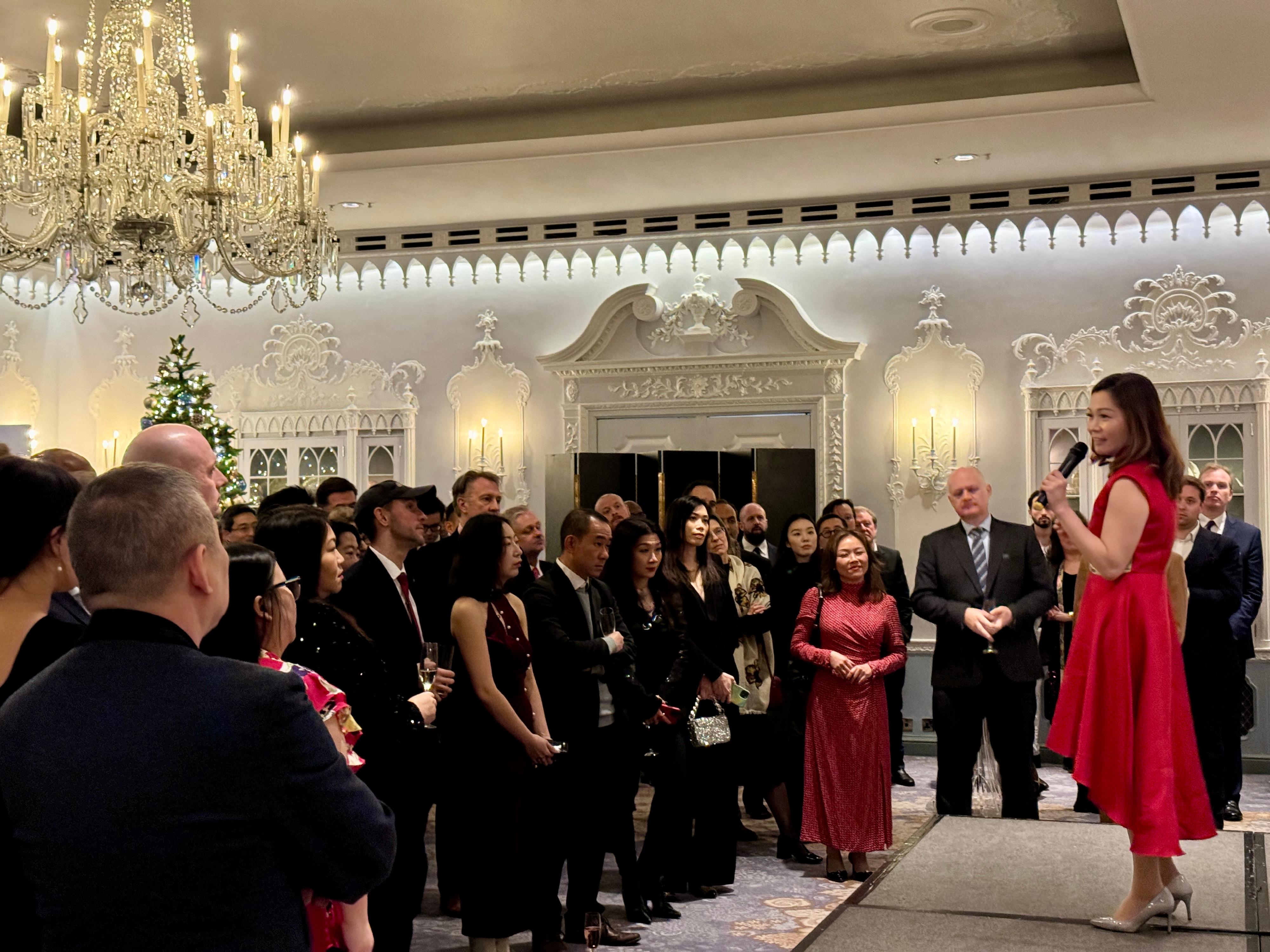 The Hong Kong Economic and Trade Office, London co-organised a winter gratitude gala reception with Invest Hong Kong (InvestHK) in London, the United Kingdom (UK), on December 11 (London time). Photo shows the Head of Business and Talent Attraction/Investment Promotion of the InvestHK London Office, Ms Daisy Ip, speaking to the guests. 