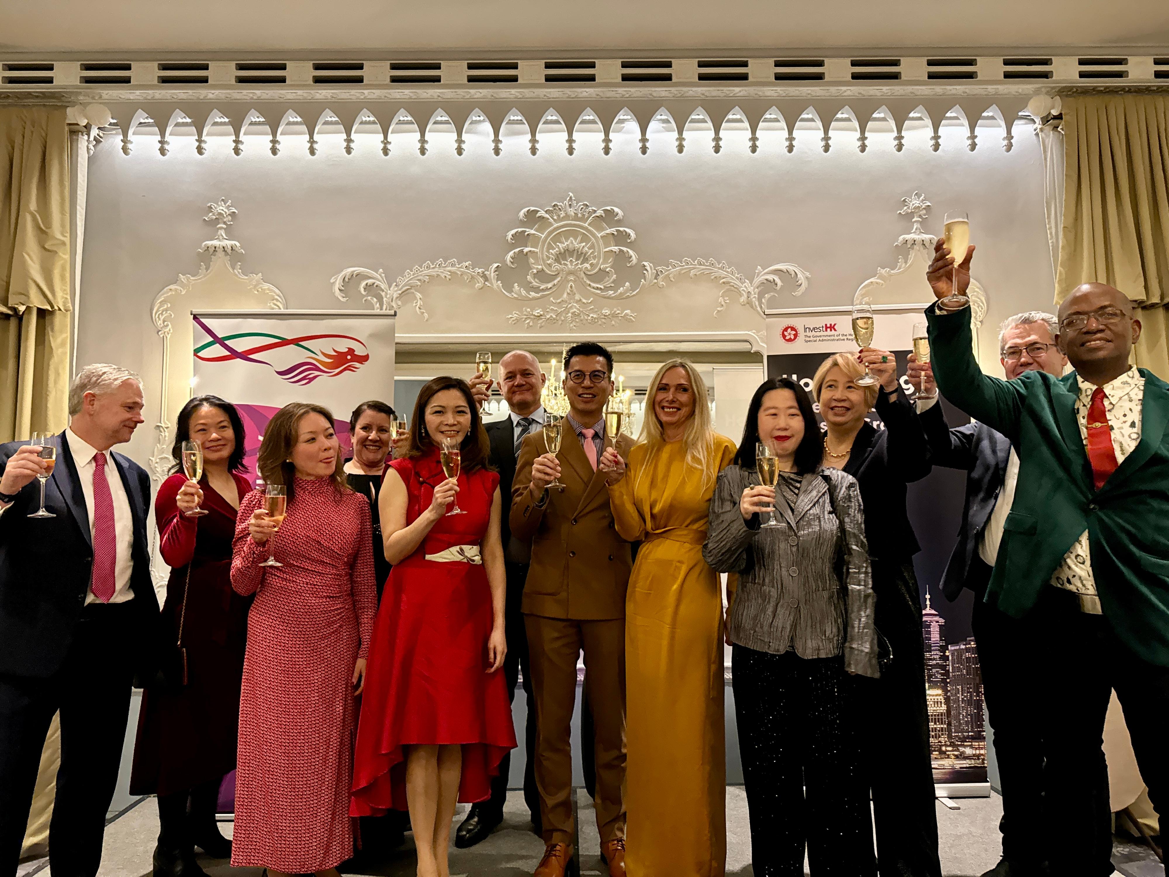 The Hong Kong Economic and Trade Office, London (London ETO) co-organised a winter gratitude gala reception with Invest Hong Kong (InvestHK) in London, the United Kingdom (UK), on December 11 (London time). Photo shows the Director-General of the London ETO, Mr Gilford Law (seventh left) and the Head of Business and Talent Attraction/Investment Promotion of the InvestHK London Office, Ms Daisy Ip (fifth left) joining other invited guests on stage to propose a toast. 