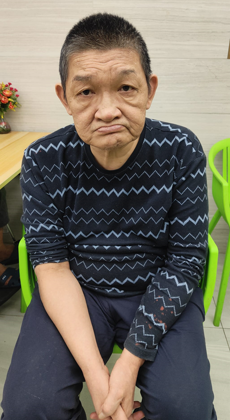 Yuen Hon-yee, aged 63, is about 1.7 metres tall, 79 kilograms in weight and of medium build. He has a square face with yellow complexion and short black and white hair. He was last seen wearing a grey shirt with blue and red patterns, a black jacket, dark shorts and slippers.