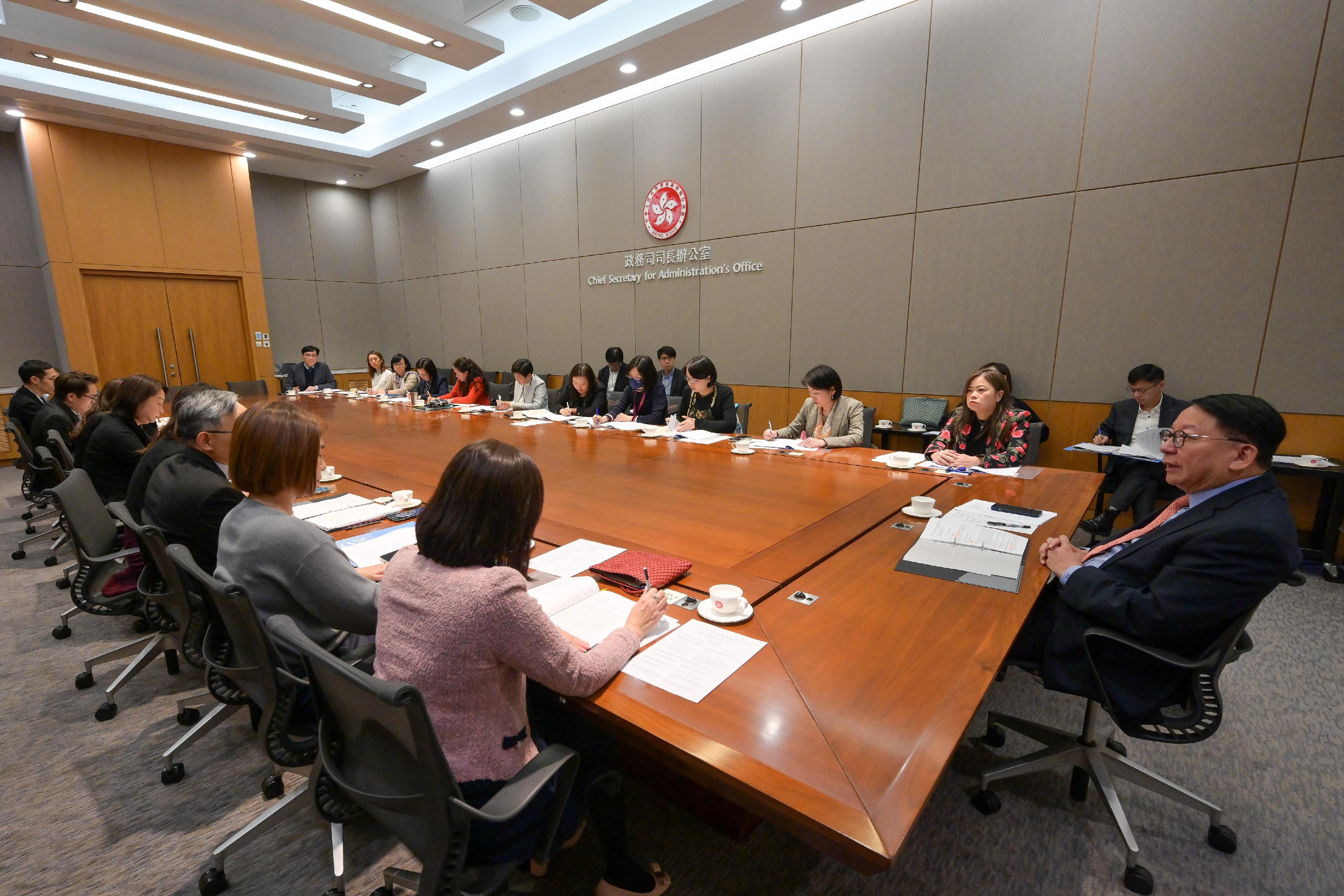 The Chief Secretary for Administration, Mr Chan Kwok-ki, today (December 12) chaired a meeting of the inter-departmental working group on festival arrangements to holistically co-ordinate and steer the preparatory work of various government departments for welcoming visitors to Hong Kong during the New Year's Eve and New Year holidays.  