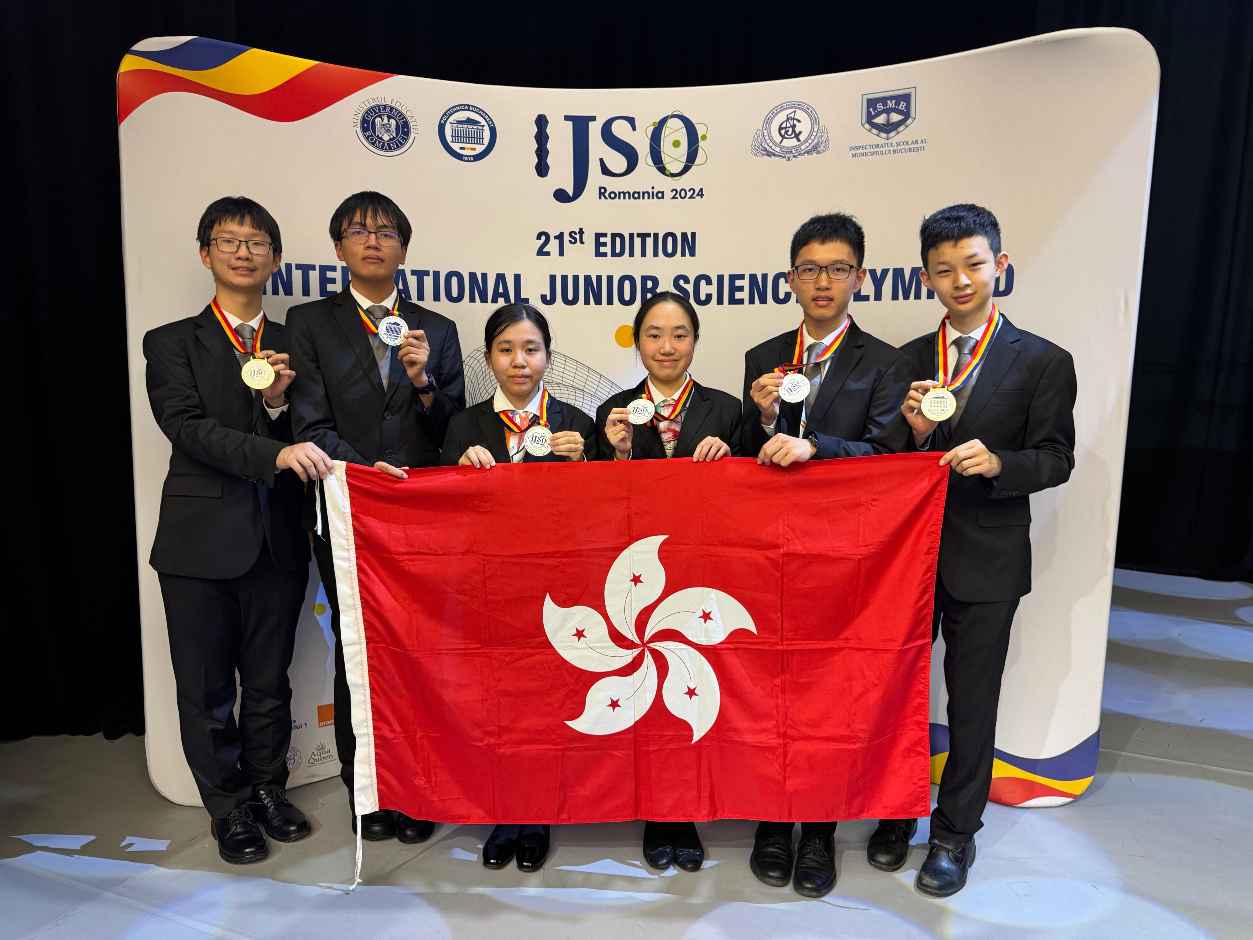 Six students representing Hong Kong achieved excellent results in the 21st International Junior Science Olympiad, which was held in Romania from December 2 to 12. They are (from left) Chan Tsz-kiu, Chan Wai-yu, Chan Wing-yan, Ma Sum-yuet, Yang Chun-chak and Tian Yu-yang.