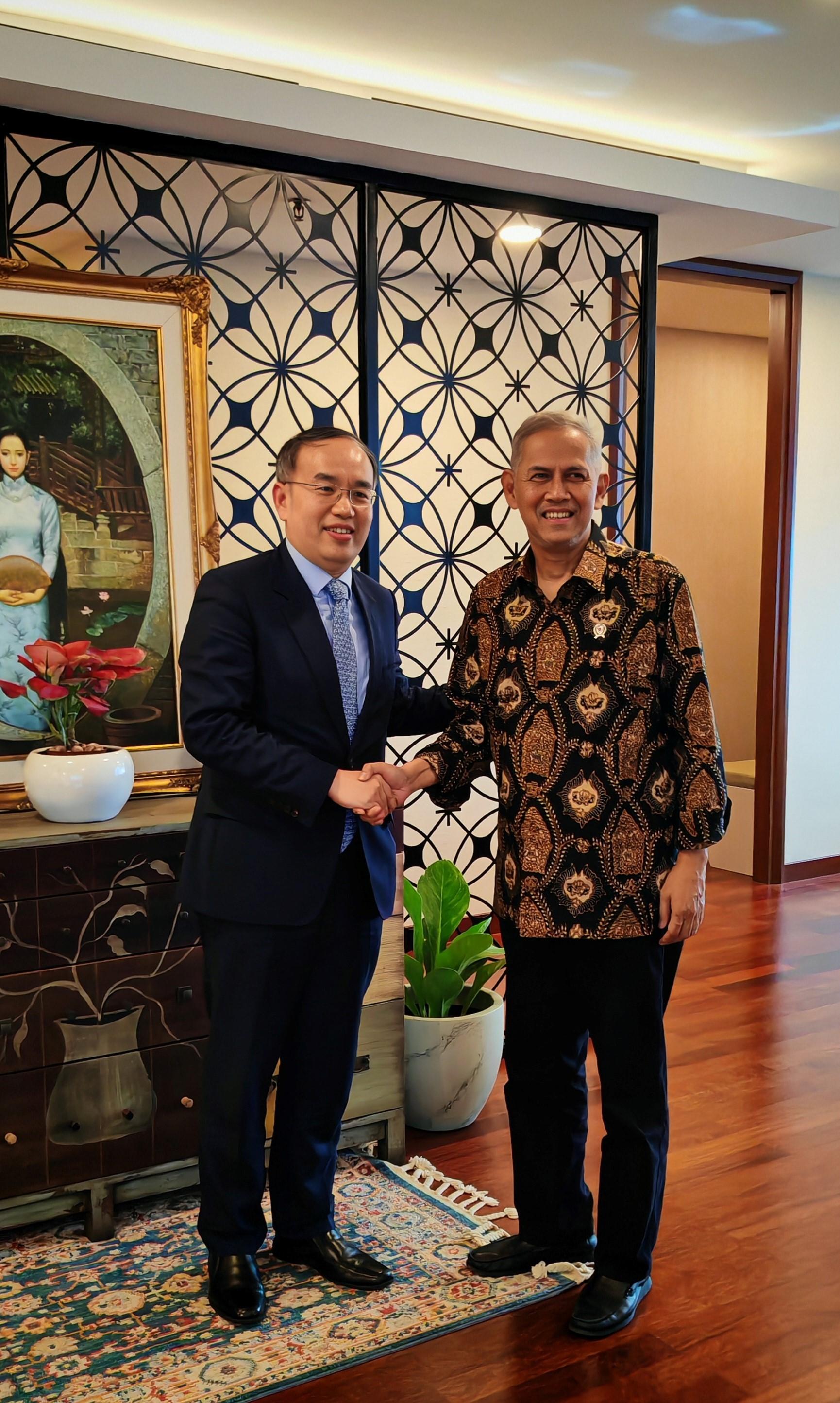 The Secretary for Financial Services and the Treasury, Mr Christopher Hui (left), met Vice Minister of Finance of Indonesia Dr Anggito Abimanyu (right) in Jakarta, Indonesia, yesterday (December 12).  