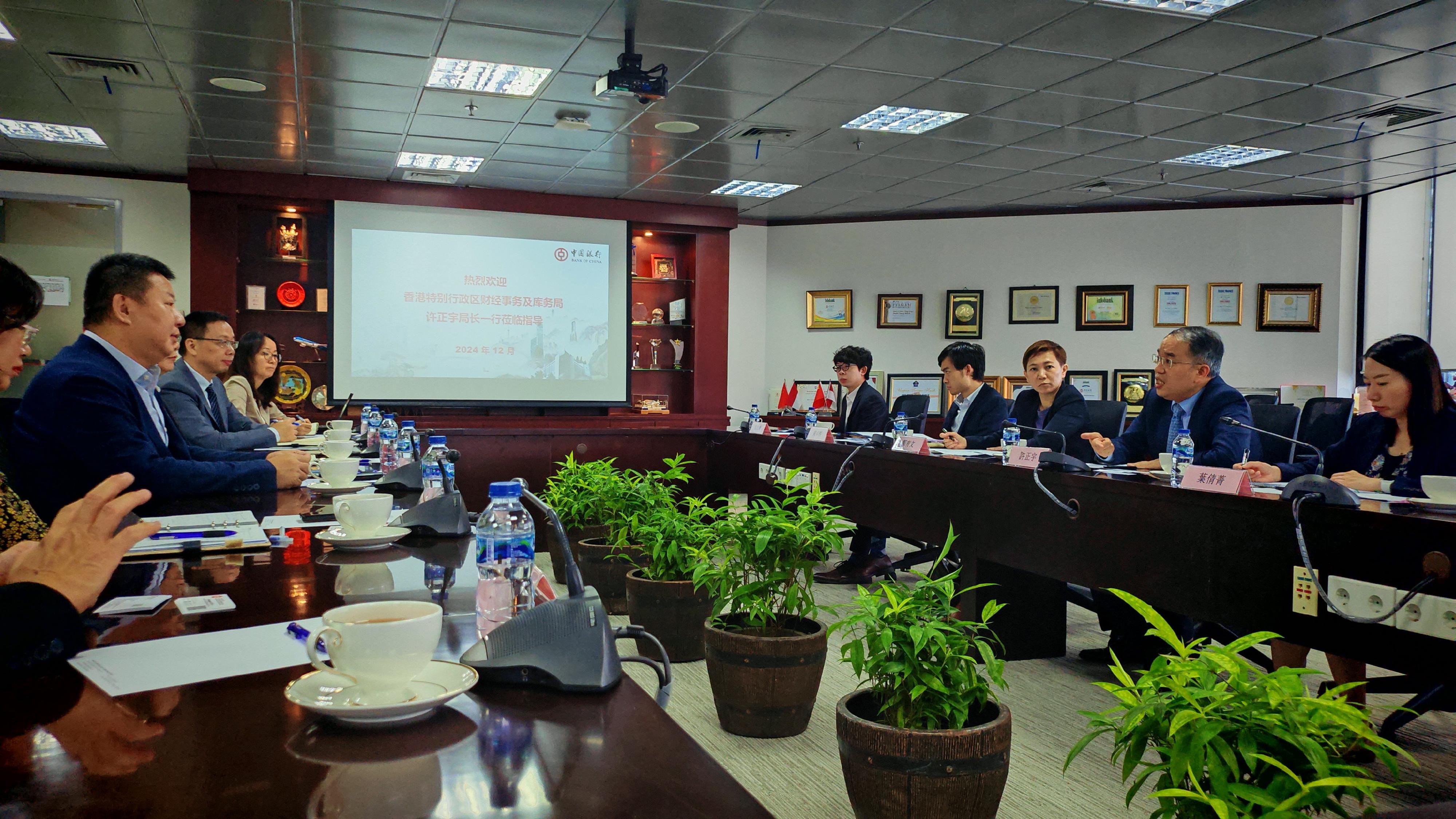 The Secretary for Financial Services and the Treasury, Mr Christopher Hui (second right), had a meeting with the Country Manager of the Bank of China (Hong Kong) Limited Jakarta Branch, Mr Sun Shangbin (first left) in Jakarta in Indonesia, yesterday (December 12). Next to Mr Hui is the Director-General of the Hong Kong Economic and Trade Office, Jakarta, Miss Libera Cheng (third right).
