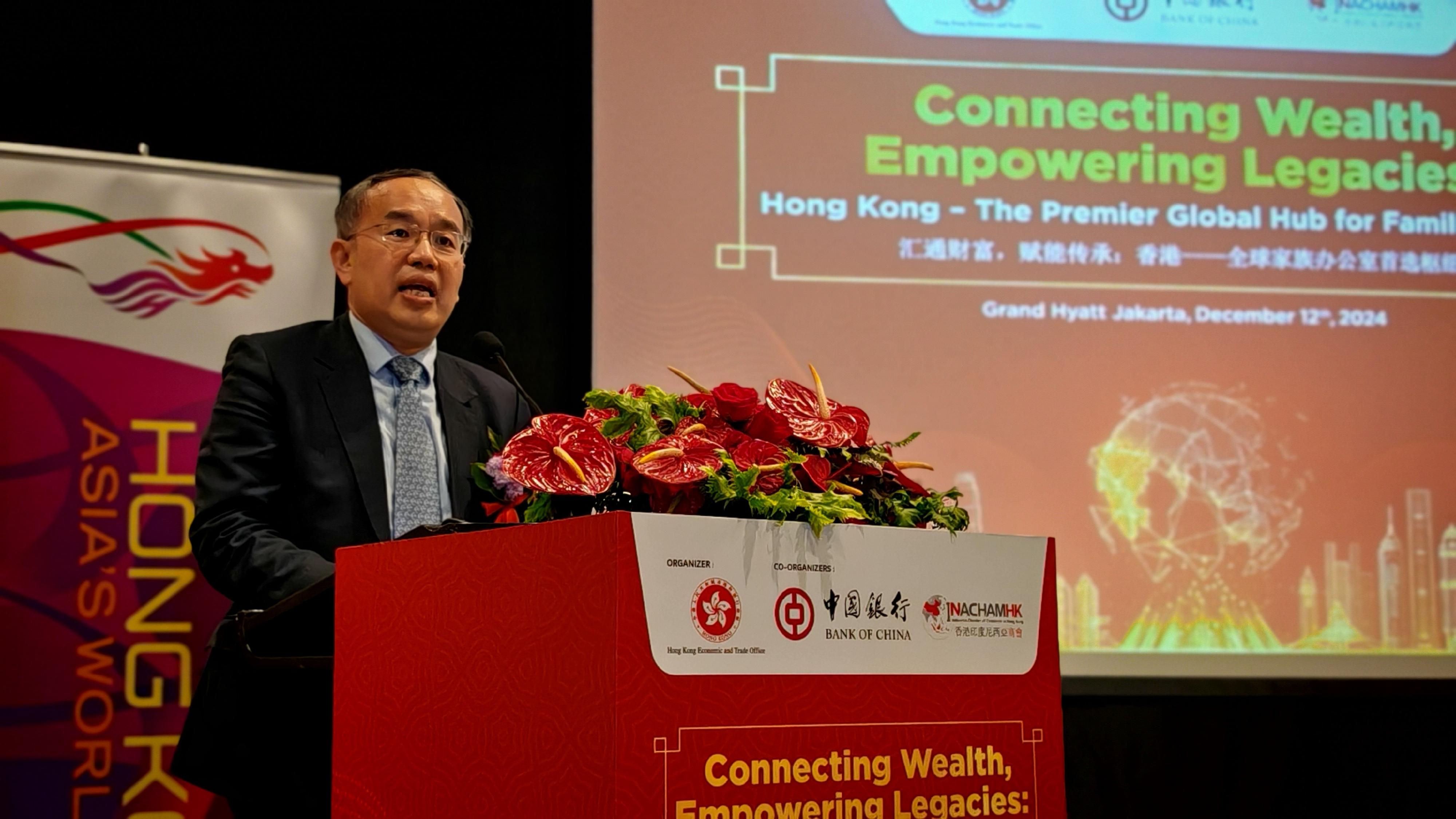 The Secretary for Financial Services and the Treasury, Mr Christopher Hui, gave a keynote speech at a lunch seminar themed "Connecting Wealth, Empowering Legacies: Hong Kong - The Premier Global Hub for Family Offices" in Jakarta, Indonesia, yesterday (December 12). The seminar was organised by the Hong Kong Economic and Trade Office in Jakarta, the Indonesia Chamber of Commerce in Hong Kong, and the Bank of China (Hong Kong) Limited Jakarta Branch. 