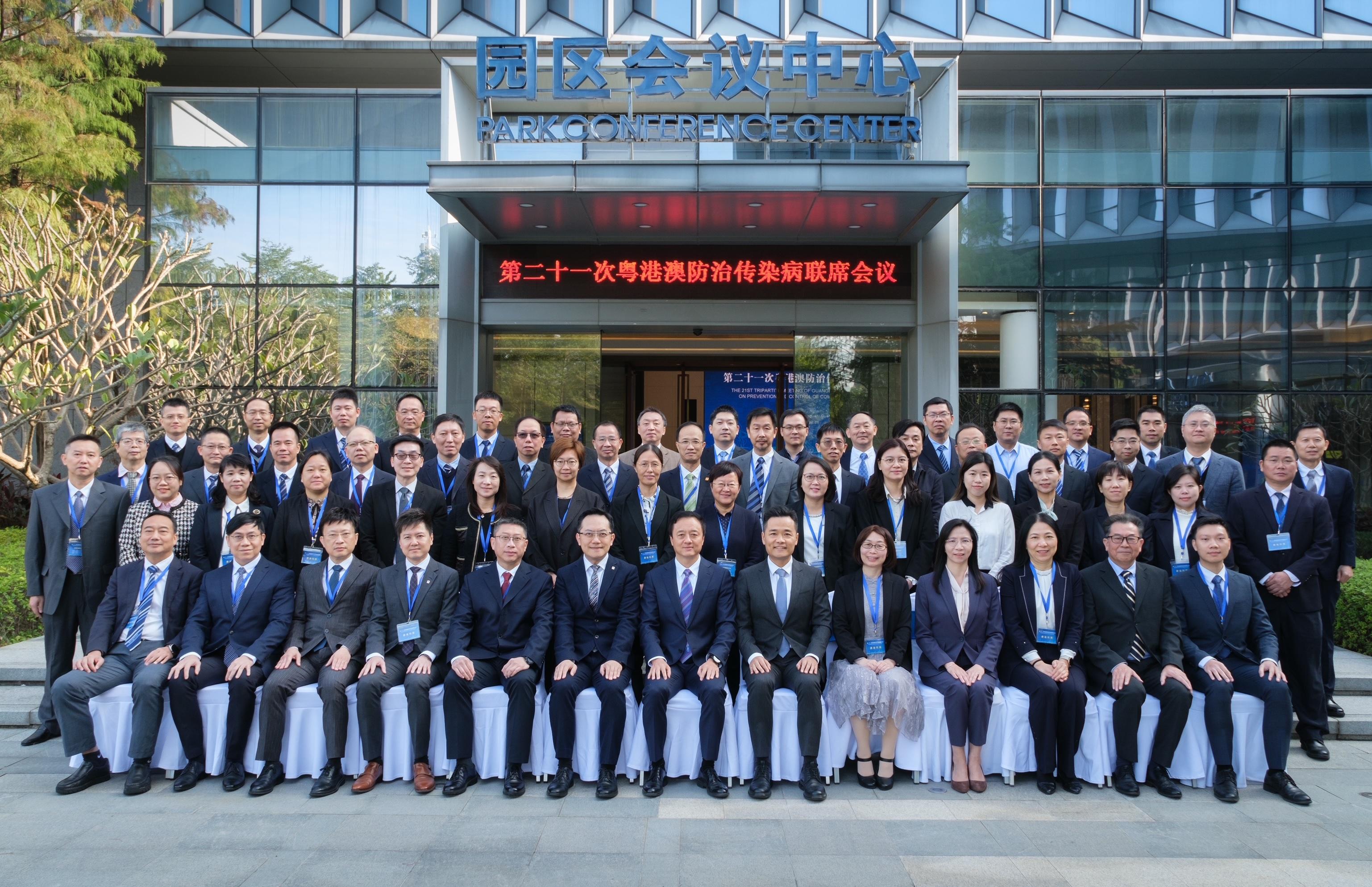 The 21st Tripartite Meeting on Prevention and Control of Communicable Diseases was held in Dongguan today (December 13). Photo shows the Director-General of the Guangdong Provincial Health Commission, Dr Liu Liqun (front row, centre); the Deputy Director-General of the Guangdong Provincial Health Commission and Director of the Guangdong Provincial Disease Control and Prevention Administration, Dr Song Tie (front row, fifth left); the Director of Health, Dr Ronald Lam (front row, sixth left); the Director of the Health Bureau of Macao, Dr Lo Iek-long (front row, sixth right); the Controller of the Centre for Health Protection of the Department of Health, Dr Edwin Tsui (front row, fourth left), and other attendees of the meeting.