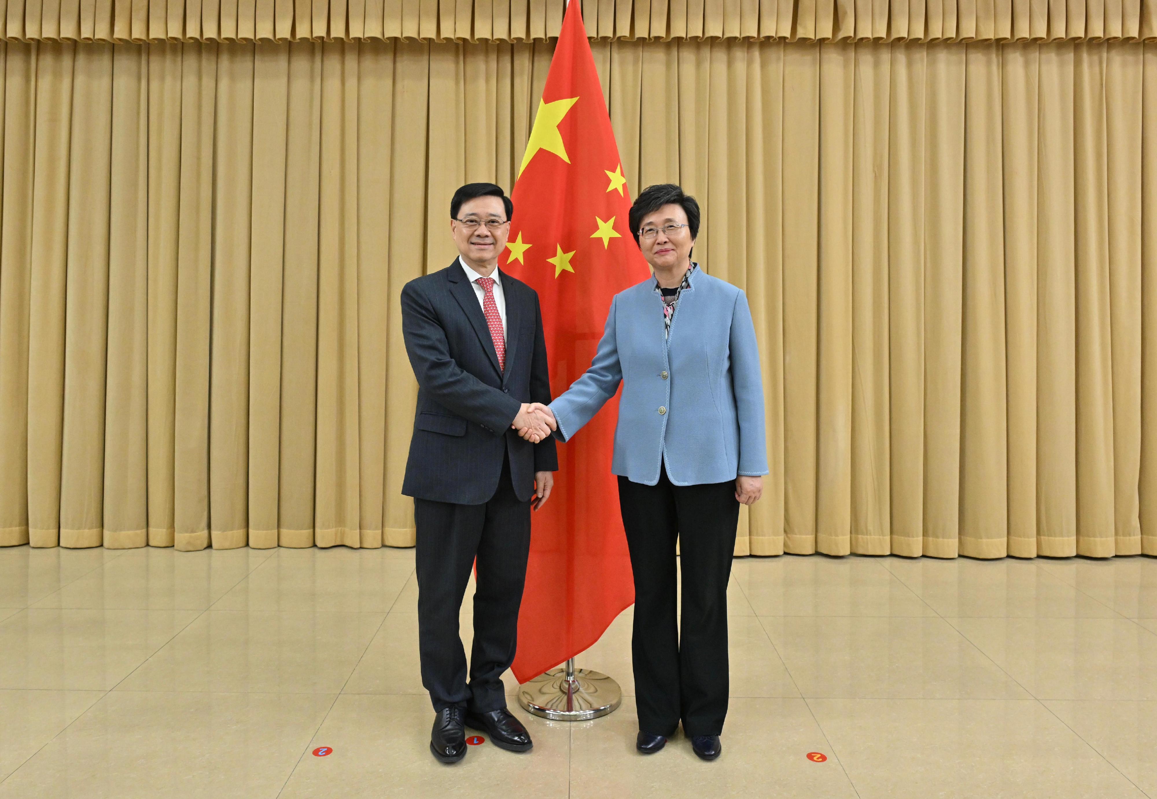 The Chief Executive, Mr John Lee, called on the Ministry of Human Resources and Social Security in Beijing today (December 14). Photo shows Mr Lee (left) and the Minister of Human Resources and Social Security, Ms Wang Xiaoping (right). 
