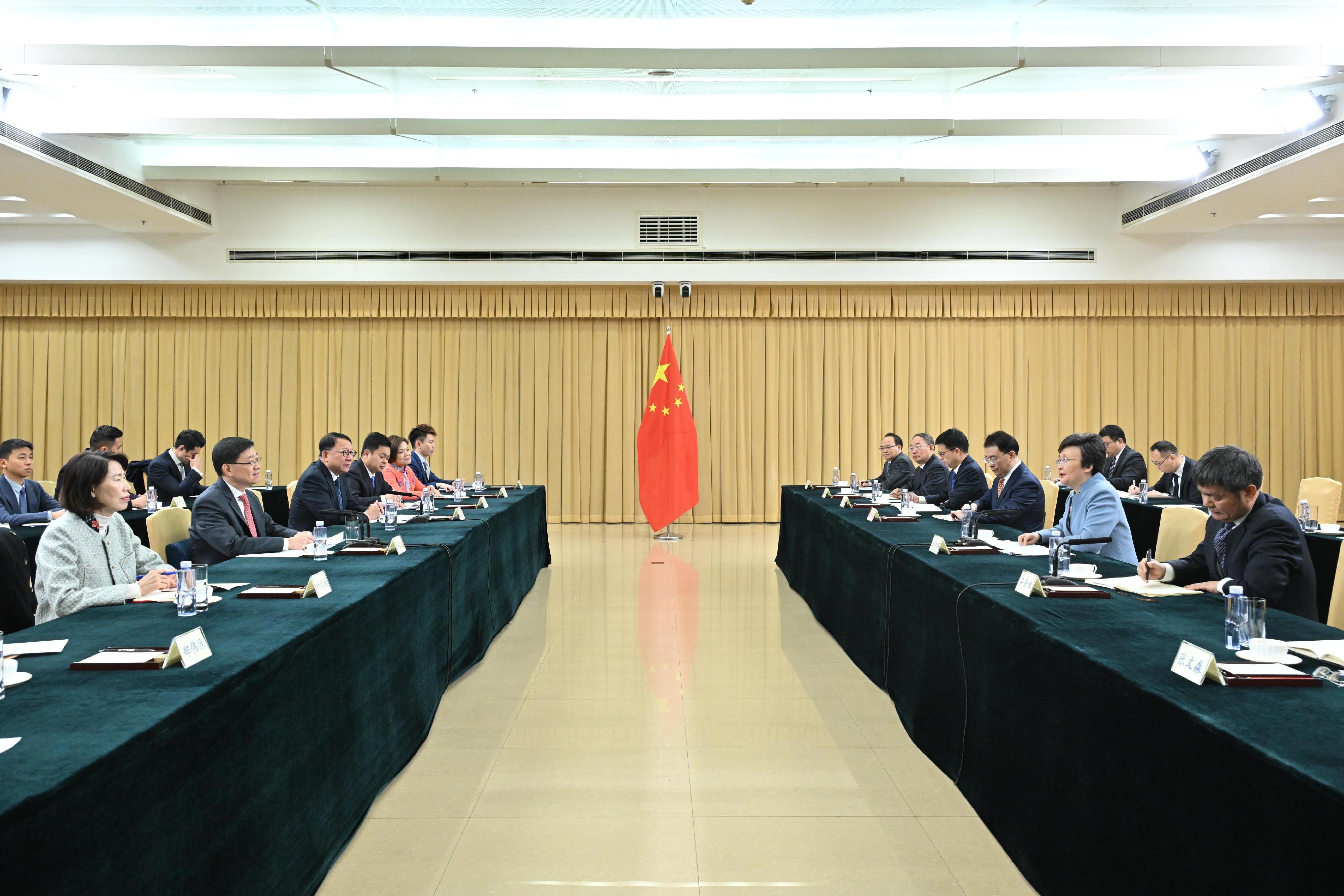 The Chief Executive, Mr John Lee, called on the Ministry of Human Resources and Social Security in Beijing today (December 14). Photo shows Mr Lee (second left) meeting with the Minister of Human Resources and Social Security, Ms Wang Xiaoping (second right). Also present are the Chief Secretary for Administration, Mr Chan Kwok-ki (third left); and the Director of the Chief Executive's Office, Ms Carol Yip (first left).