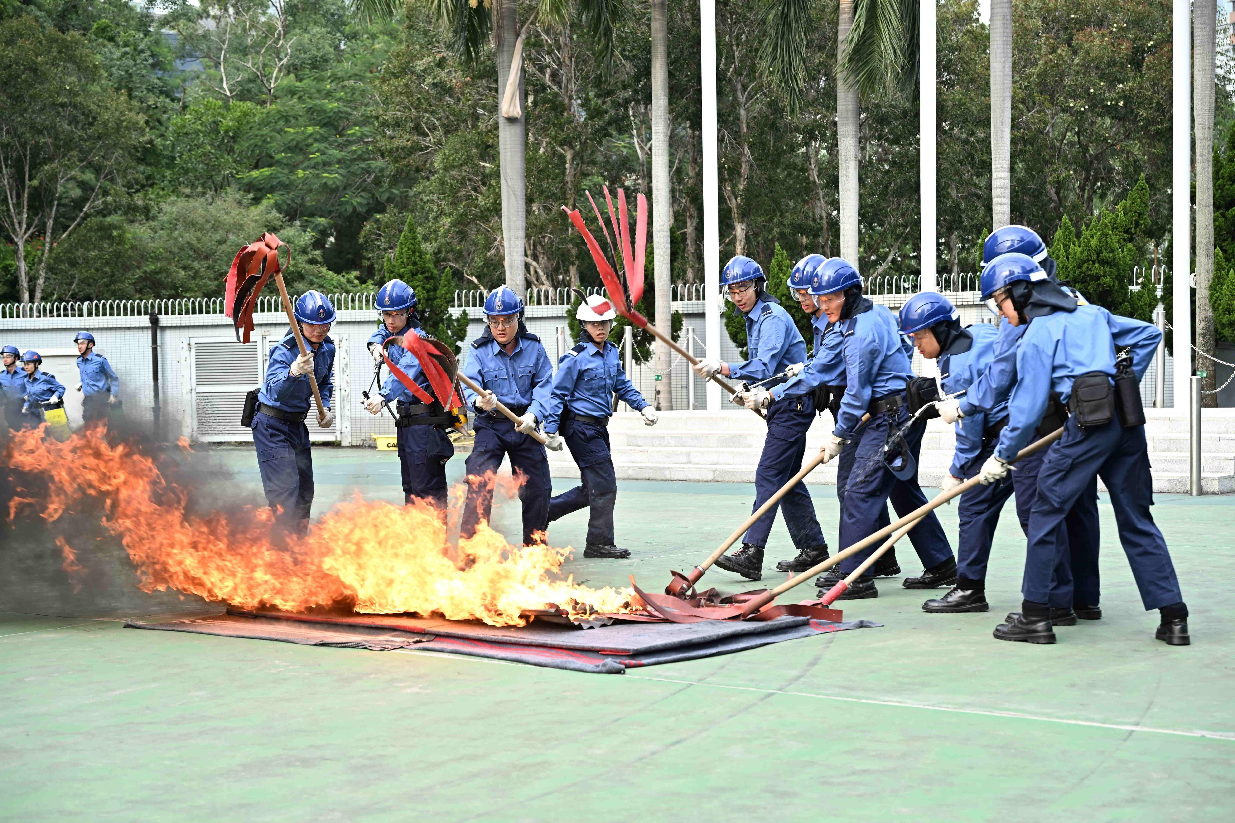 The Civil Aid Service held the 89th Recruits Passing-out Parade at its headquarters today (December 15). Photo shows the recruits performing a vegetation fire fighting and a rescue demonstration.
