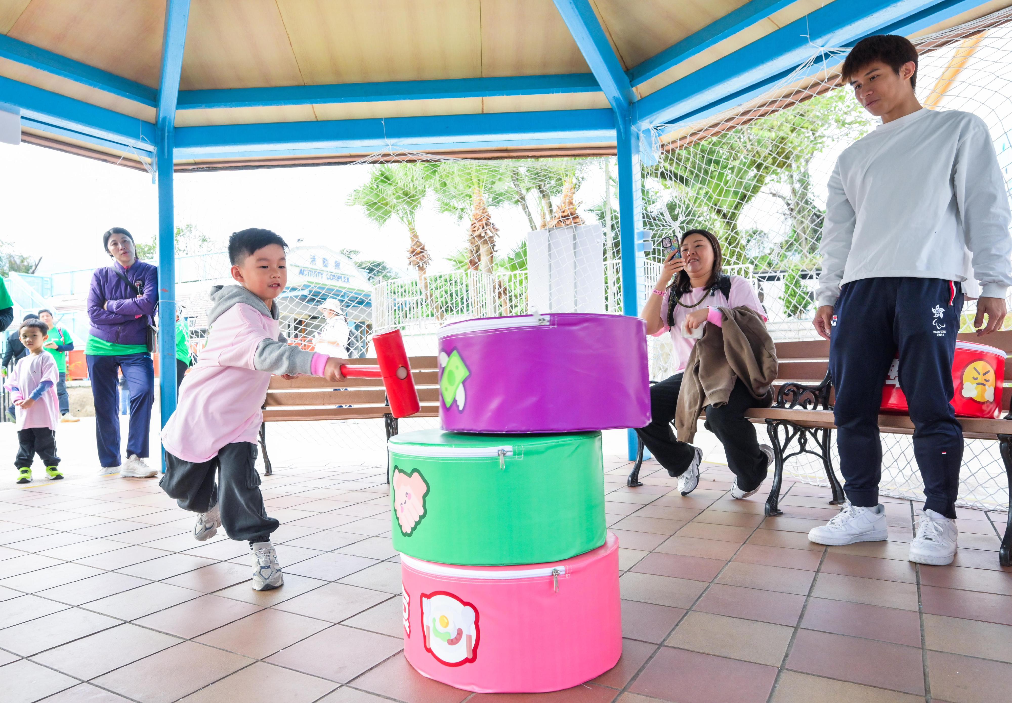 The Education Bureau organised the Family Fun Party cum Prize Presentation Ceremony today (December 15). Photo shows a parent and her child having fun at a game booth.