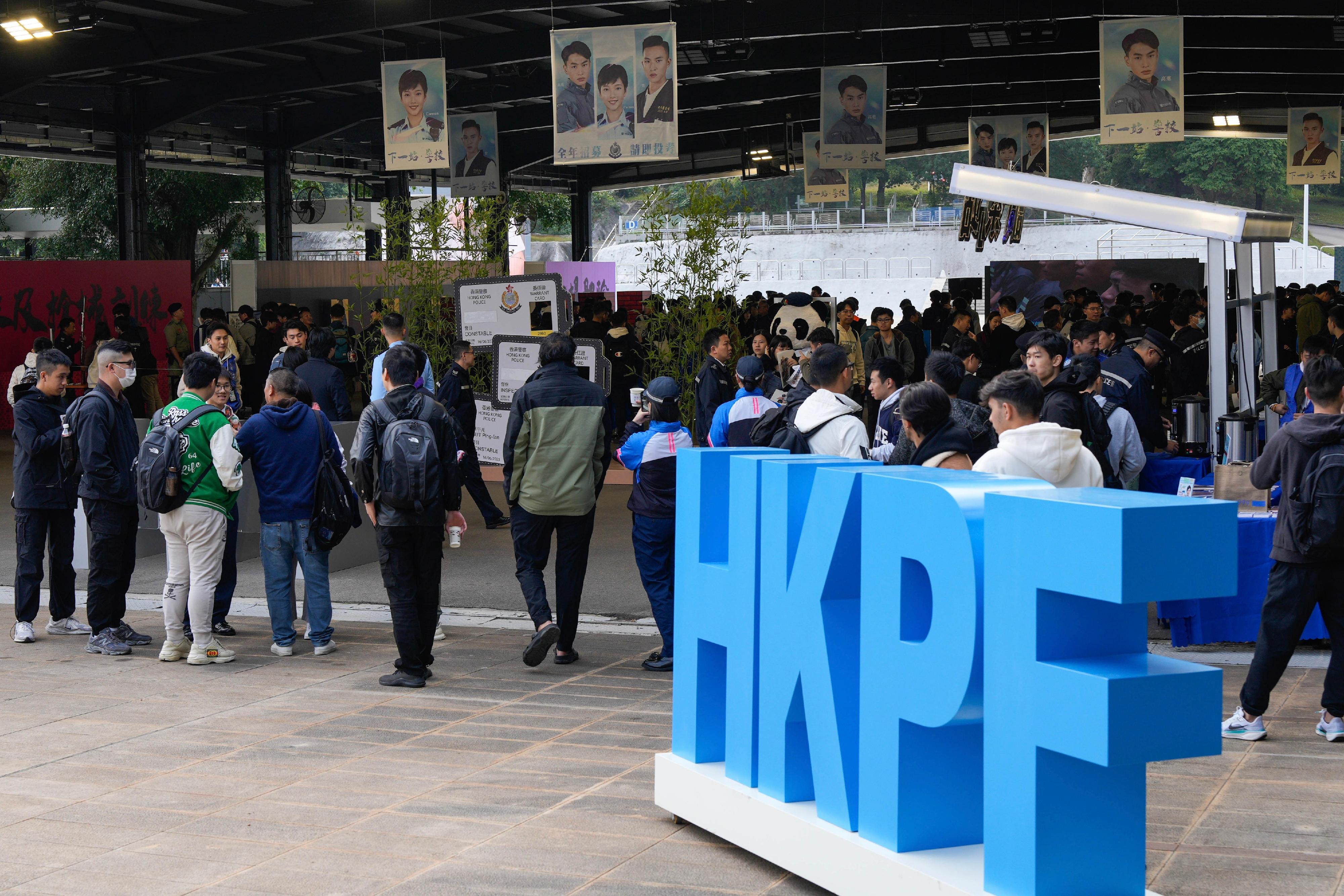 The Hong Kong Police Force today (December 15) organised the Police Recruitment Experience and Assessment Day at the Hong Kong Police College with the theme of “Next station: Police College”. Visitors participated in various experiential activities to gain a better knowledge of the selection process, foundation training programmes at the Police College and the diversified police duties.