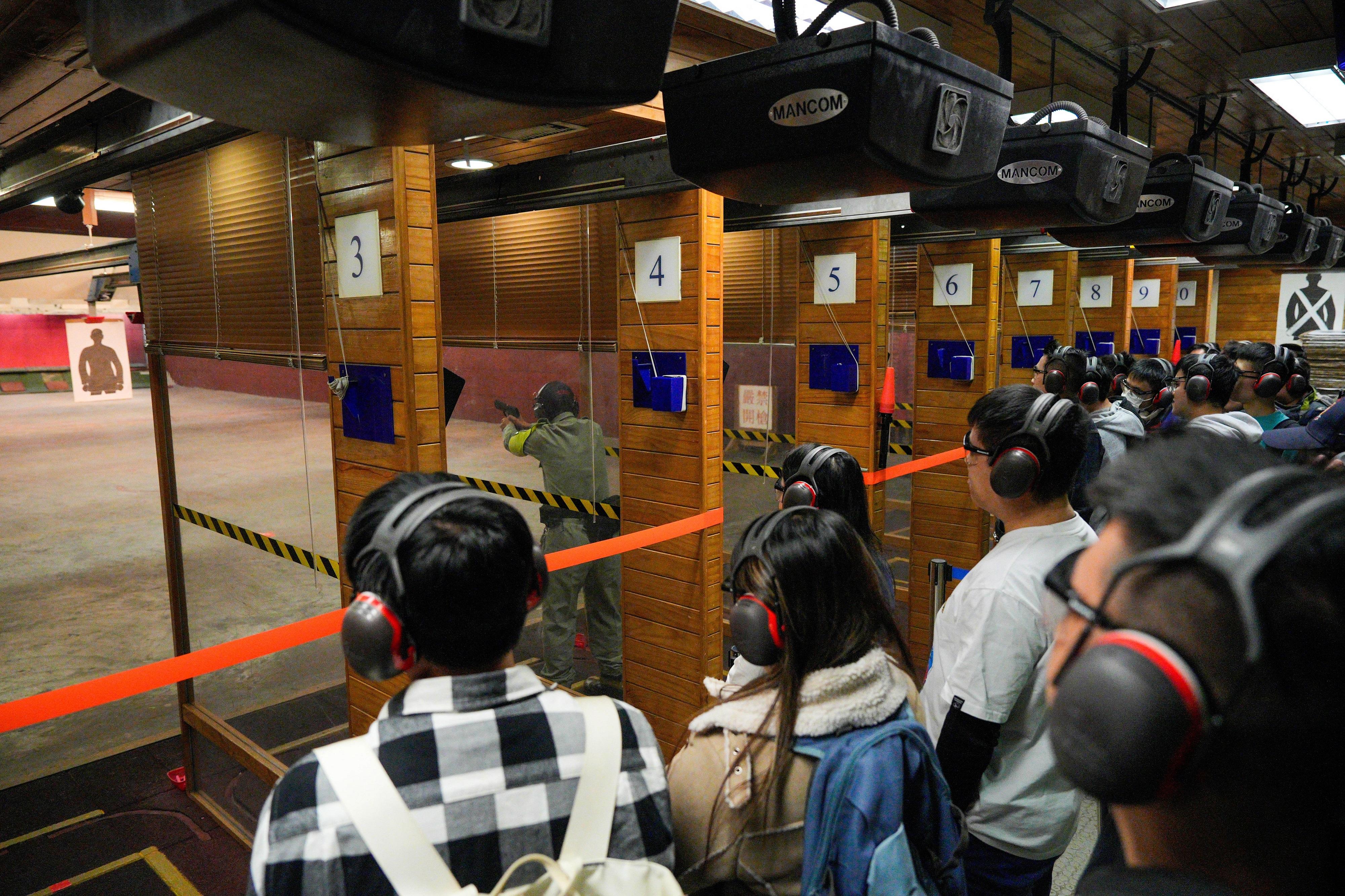 The Hong Kong Police Force today (December 15) held the Police Recruitment Experience and Assessment Day at the Hong Kong Police College. Photo shows participants experiencing the pistol firing training of Police officers at the indoor shooting range.