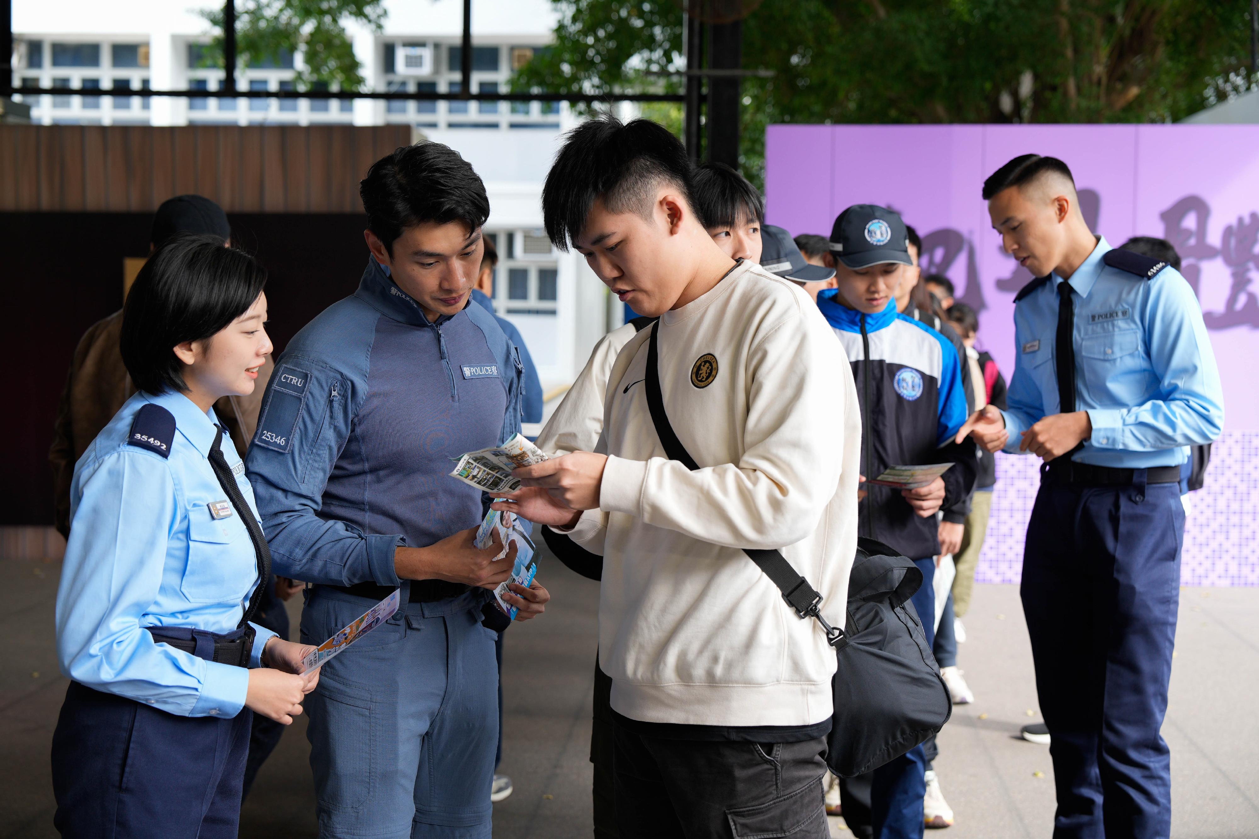 The Hong Kong Police Force today (December 15) held the Police Recruitment Experience and Assessment Day (READ) at the Hong Kong Police College. Photo shows “Recruitment Spokespersons” introducing the activities in READ to participants.