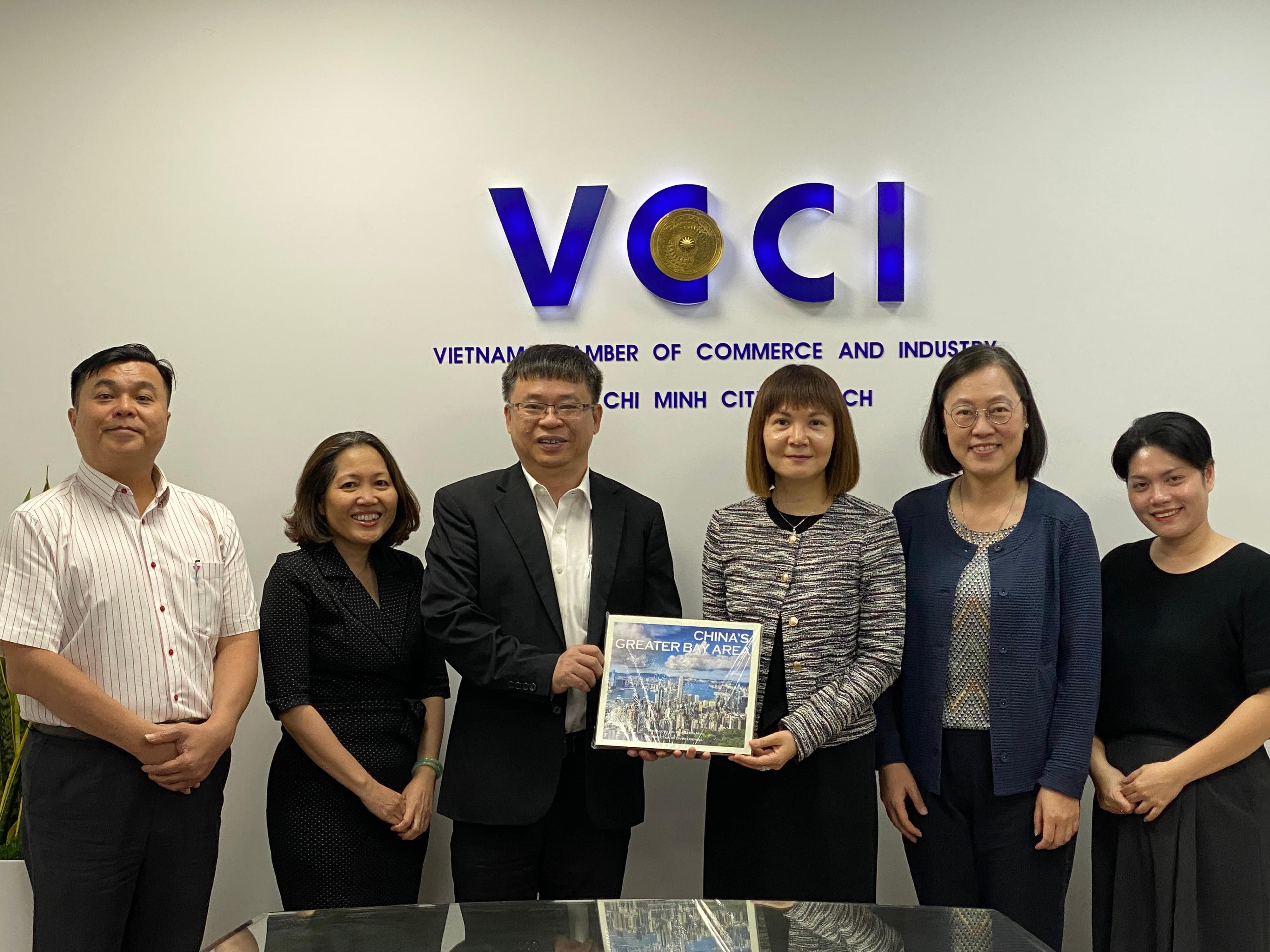 The Commissioner for the Development of the Guangdong-Hong Kong-Macao Greater Bay Area, Ms Maisie Chan (third right) met with senior representatives of the Vietnam Chamber of Commerce and Industry today (December 16), to learn about the latest developments in Vietnam and to promote to business leaders and senior executives how Hong Kong, as a core city of the GBA, can help Vietnamese enterprises seize the enormous opportunities brought about by GBA development.