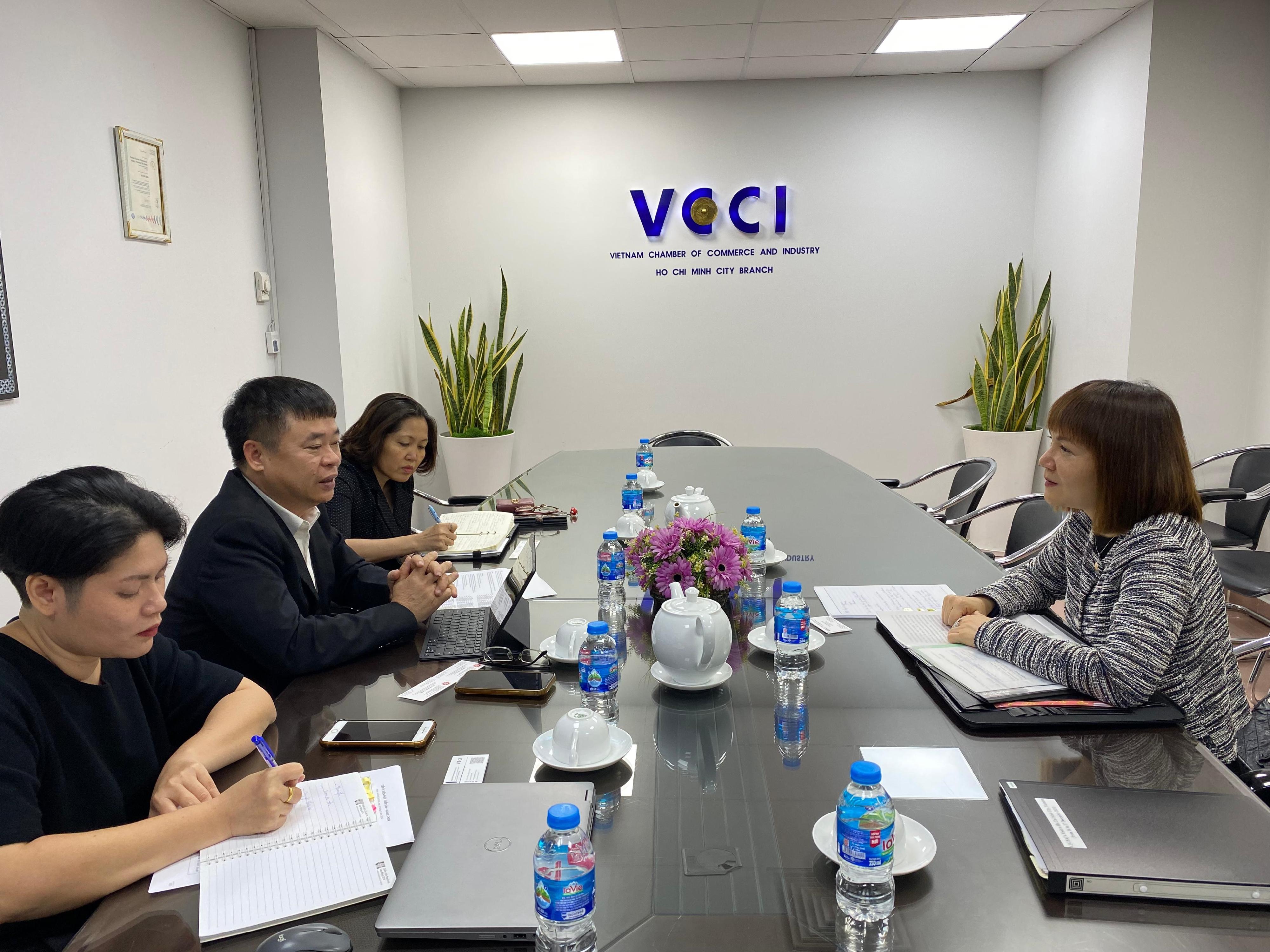 The Commissioner for the Development of the Guangdong-Hong Kong-Macao Greater Bay Area, Ms Maisie Chan (first right) met with senior representatives of the Vietnam Chamber of Commerce and Industry today (December 16), to learn about the latest developments in Vietnam and to promote to business leaders and senior executives how Hong Kong, as a core city of the GBA, can help Vietnamese enterprises seize the enormous opportunities brought about by GBA development.