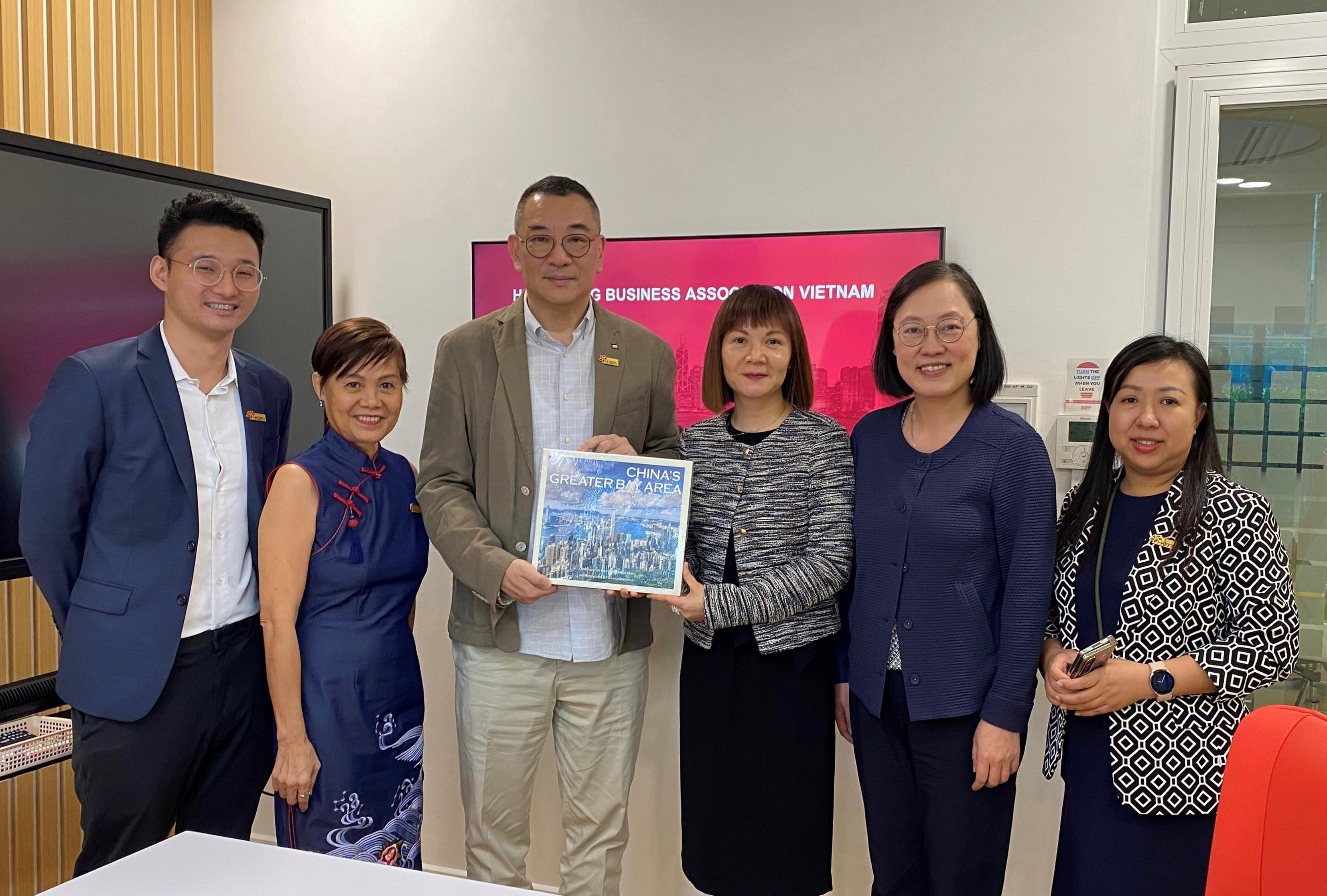 The Commissioner for the Development of the Guangdong-Hong Kong-Macao Greater Bay Area, Ms Maisie Chan (third right), met with senior representatives of the Hong Kong Business Association Vietnam today (December 16), to learn about the latest developments in Vietnam and to promote to business leaders and senior executives how Hong Kong, as a core city of the GBA, can help Vietnamese enterprises seize the enormous opportunities brought about by GBA development.