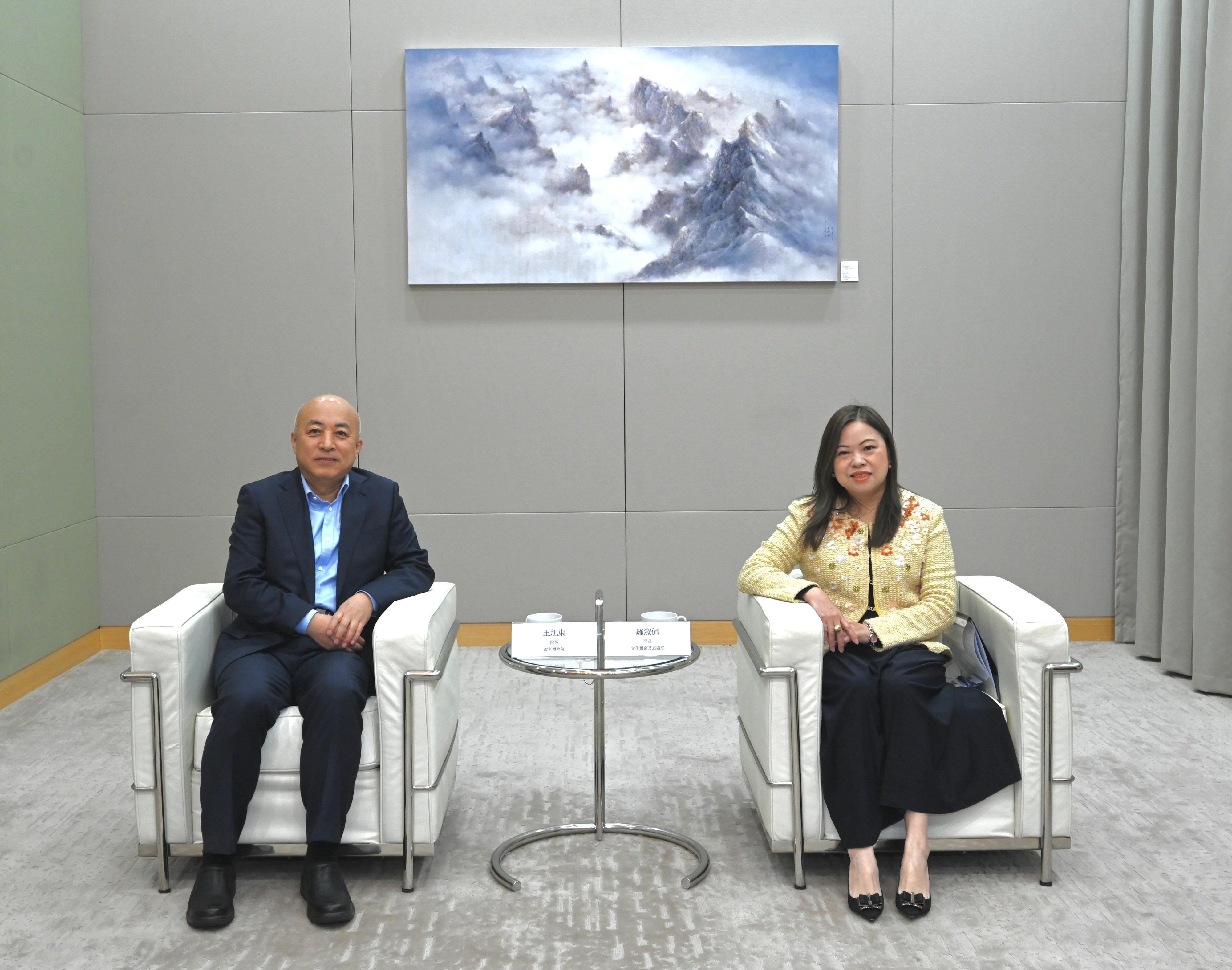 The Secretary for Culture, Sports and Tourism, Miss Rosanna Law (right), met with the Director of the Palace Museum, Dr Wang Xudong (left), today (December 17) to introduce Hong Kong's latest developments in arts, culture and creative industries. They also explored opportunities for co-operation and exchanges with the Palace Museum in relevant sectors.
