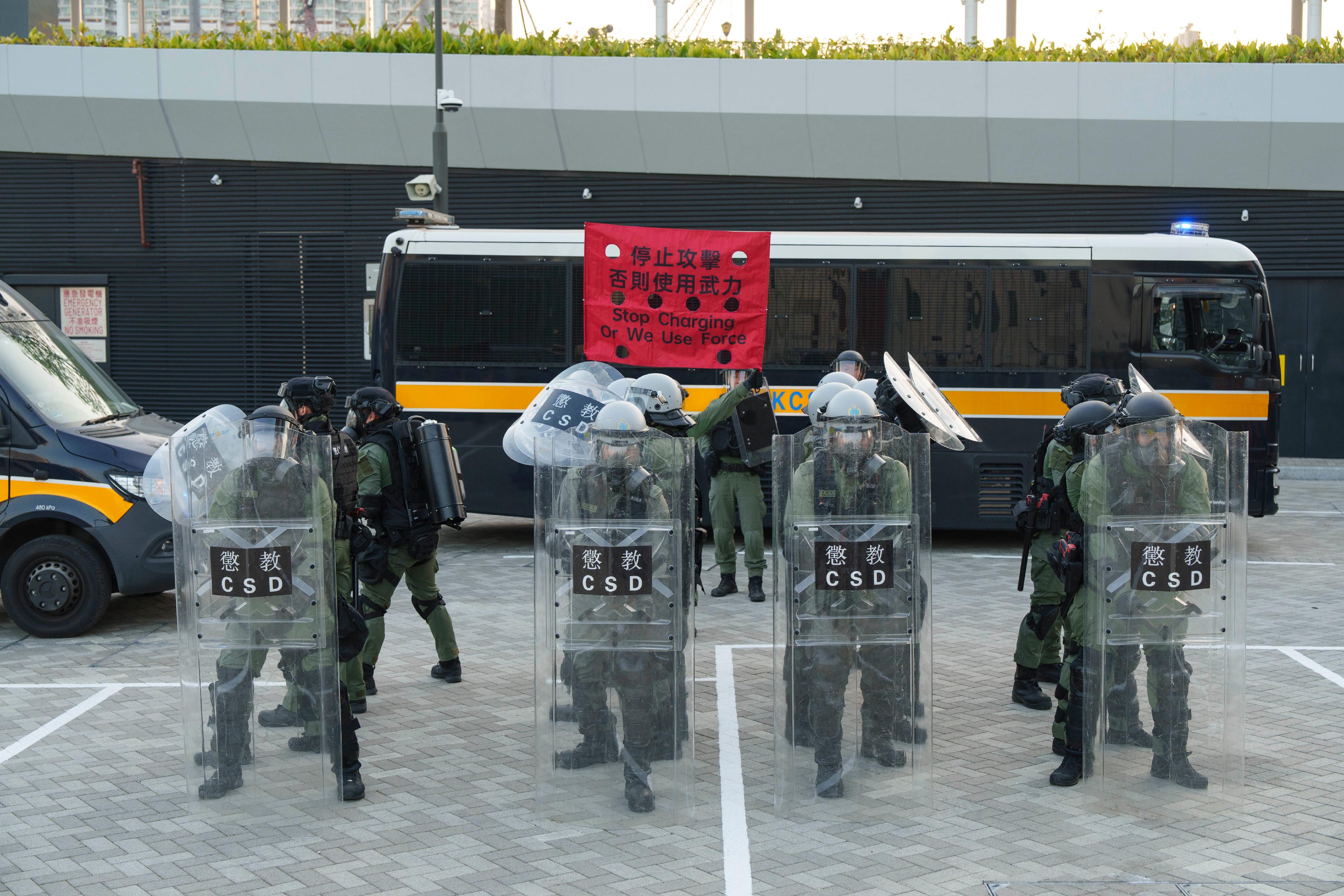 The Inter-departmental Counter Terrorism Unit conducted an inter-departmental counter-terrorism exercise, codenamed “WISDOMLIGHT”, at the Kai Tak Youth Sports Ground this afternoon (December 17). Photo shows the tactical demonstration by the Correctional Emergency Response Team and Regional Response Team of the Correctional Services Department.