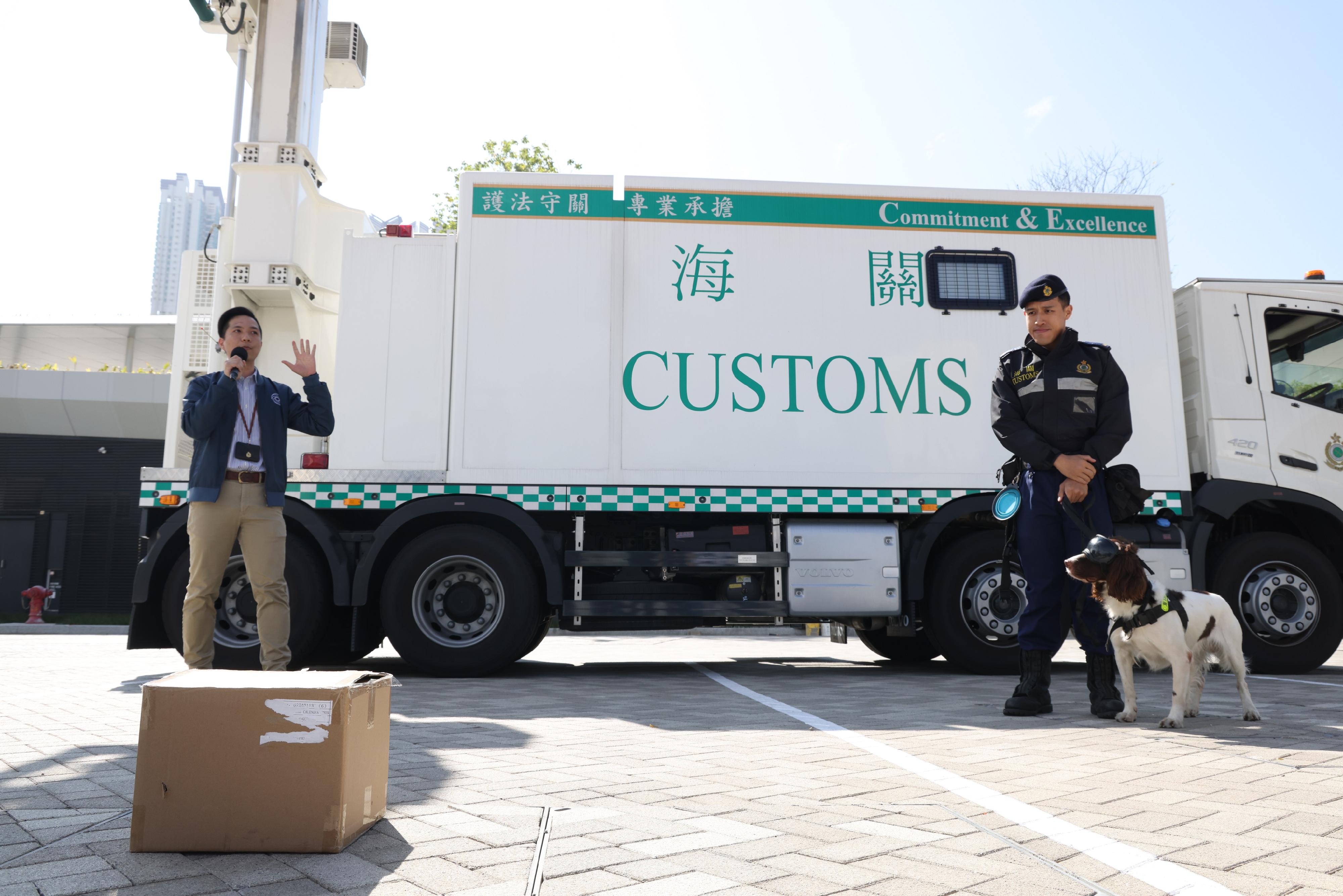 The Inter-departmental Counter Terrorism Unit conducted an inter-departmental counter-terrorism exercise, codenamed “WISDOMLIGHT”, at the Kai Tak Youth Sports Ground this afternoon (December 17). Picture shows an explosive detector dog led by a dog handler of the Customs and Excise Department performing sniffing duties.