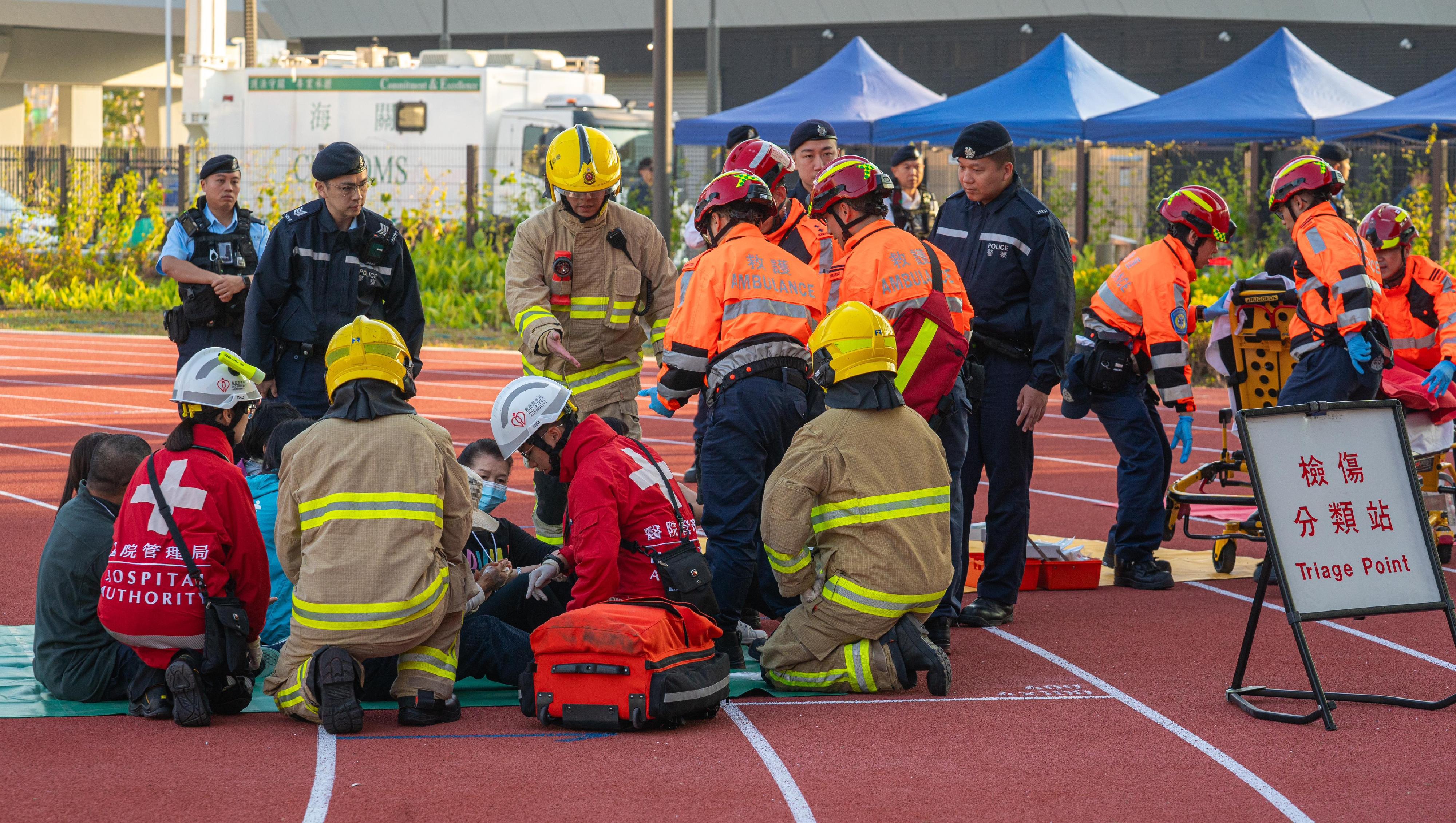 The Inter-departmental Counter Terrorism Unit (ICTU) conducted an inter-departmental counter-terrorism exercise, codenamed “WISDOMLIGHT”, at the Kai Tak Youth Sports Ground this afternoon (December 17). Photo shows the officers of the Fire Services Department triaging and treating the casualties.