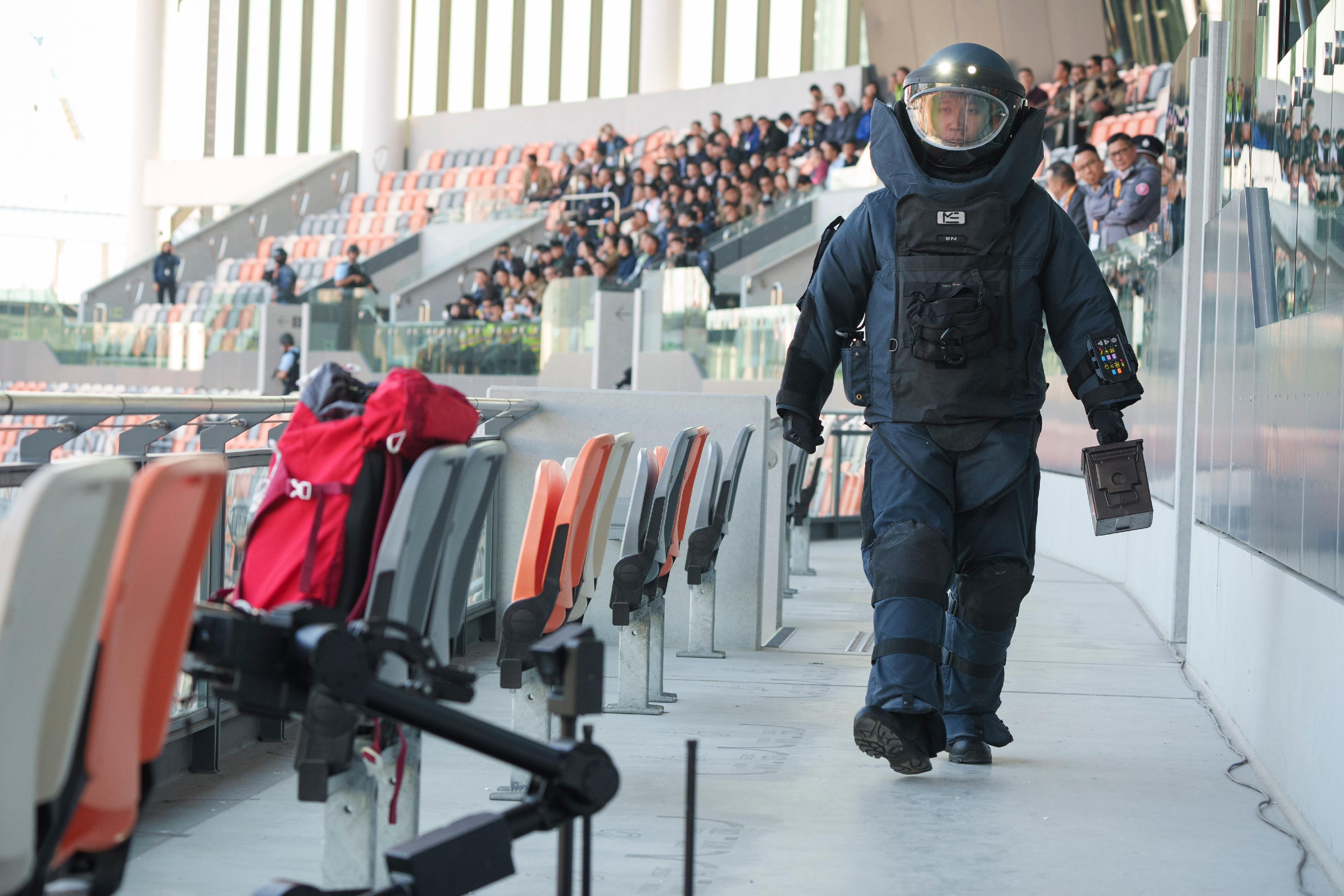 The Inter-departmental Counter Terrorism Unit (ICTU) conducted an inter-departmental counter-terrorism exercise, codenamed “WISDOMLIGHT”, at the Kai Tak Youth Sports Ground this afternoon (December 17). Photo shows the officers of the Explosive Ordnance Disposal Bureau of Police handling a suspected explosive device.