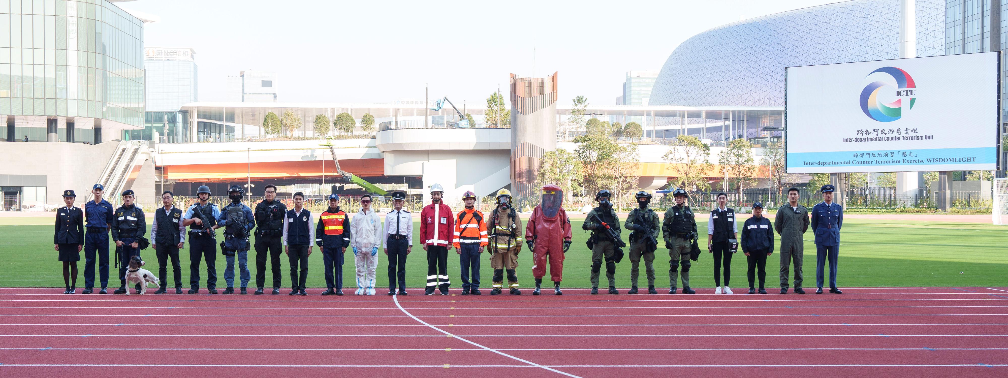 Officers from the Hong Kong Police Force, the Customs and Excise Department, the Correctional Services Department, the Fire Services Department, the Government Flying Service, the Immigration Department, the Government Laboratory, the Civil Aid Service and Hospital Authority take part in the inter-departmental counter-terrorism exercise, codenamed “WISDOMLIGHT”, at the Kai Tak Youth Sports Ground this afternoon (December 17).