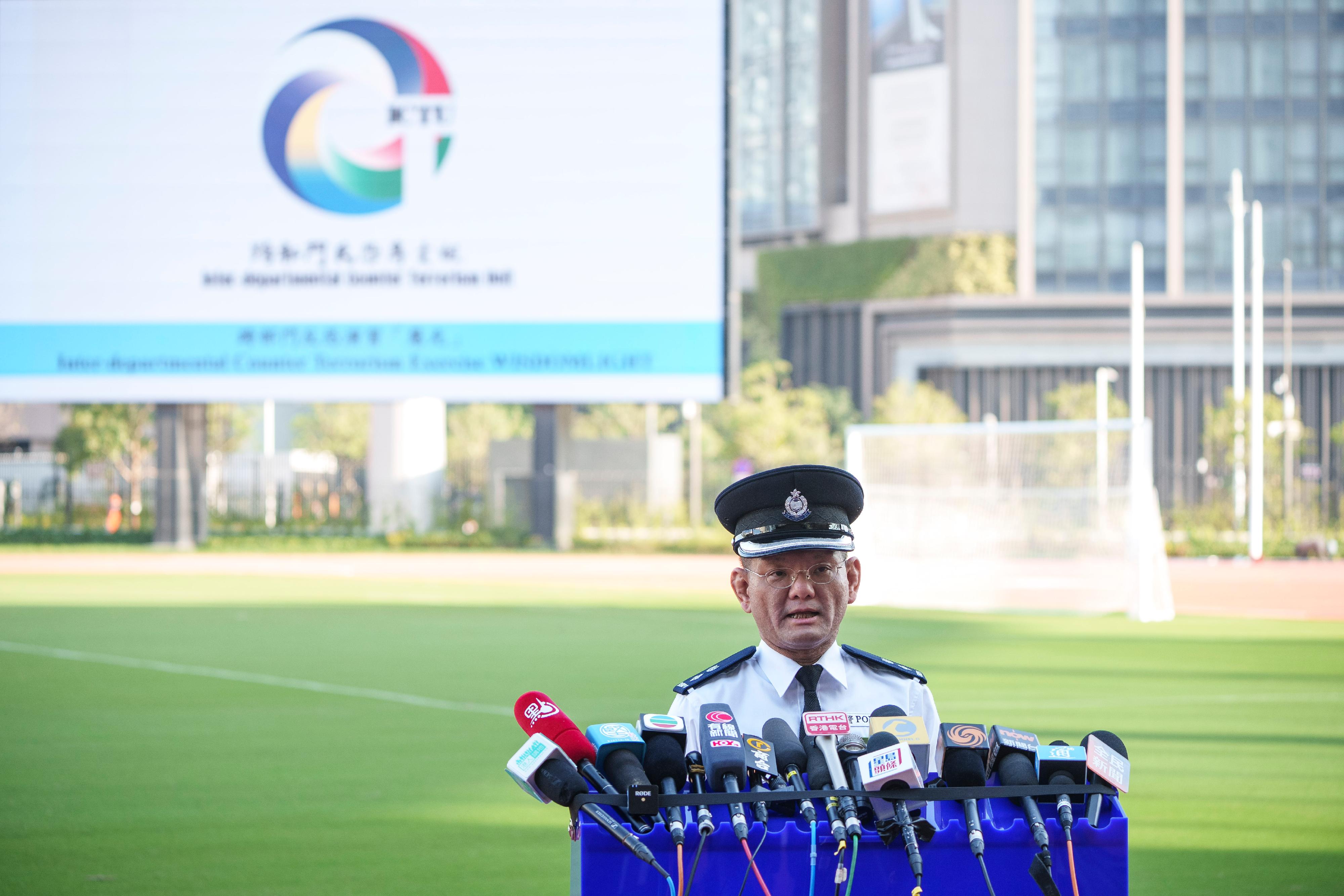 The Inter-departmental Counter Terrorism Unit (ICTU) conducted an inter-departmental counter-terrorism exercise, codenamed “WISDOMLIGHT”, at the Kai Tak Youth Sports Ground this afternoon (December 17). Photo shows Senior Superintendent of the ICTU, Mr Leung Wai-ki, giving an introduction on the objectives and the details of the exercise.