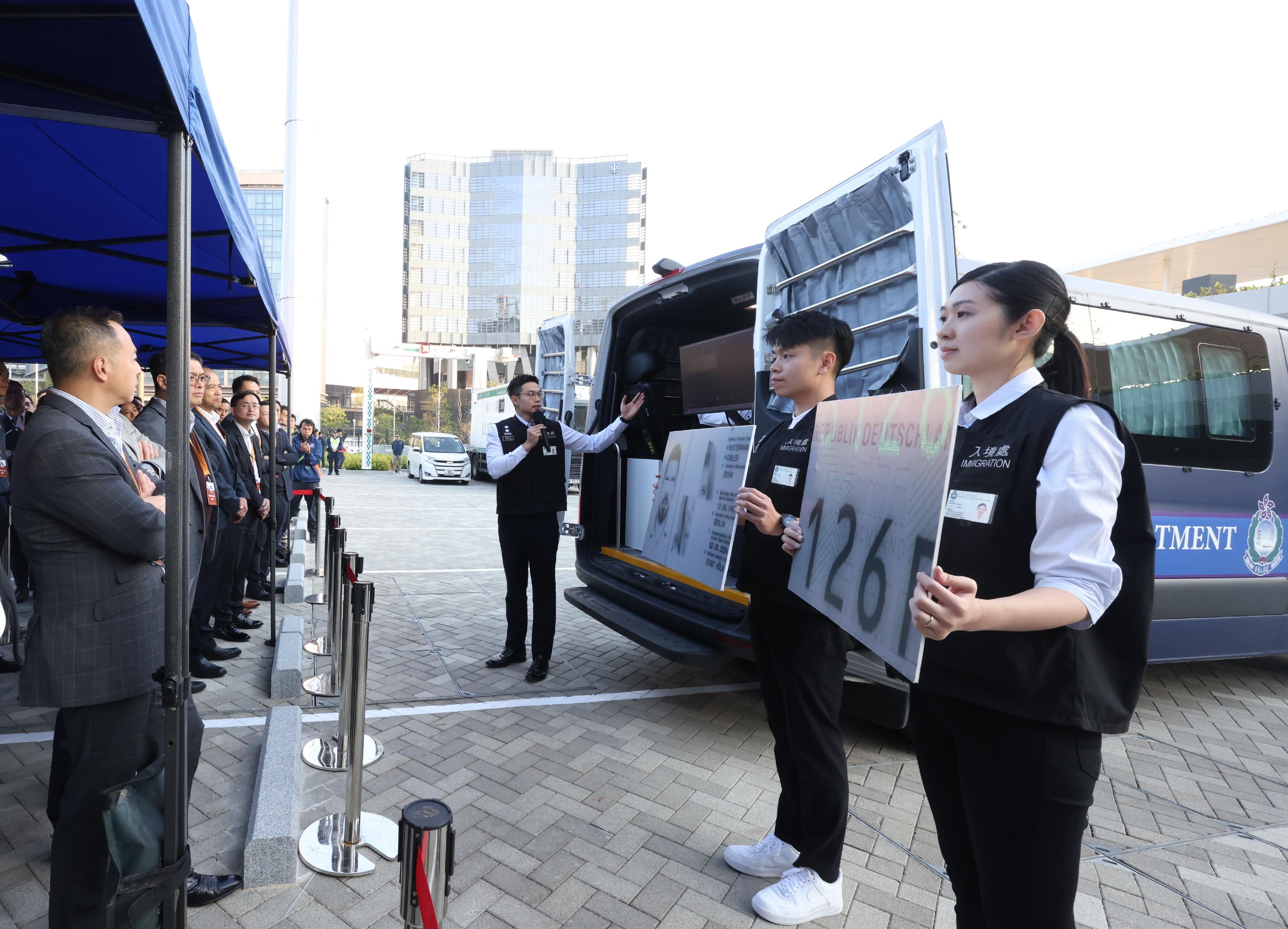 跨部门反恐专责组今日（十二月十七日）下午在启德青年运动场进行代号「慧光」的跨部门反恐演习。图示入境事务处正在展示最新投入服务配备高精密鉴证仪器的流动鉴证战术车及青山湾入境事务中心「紧急应变队」亦演示如何应对紧急情况。