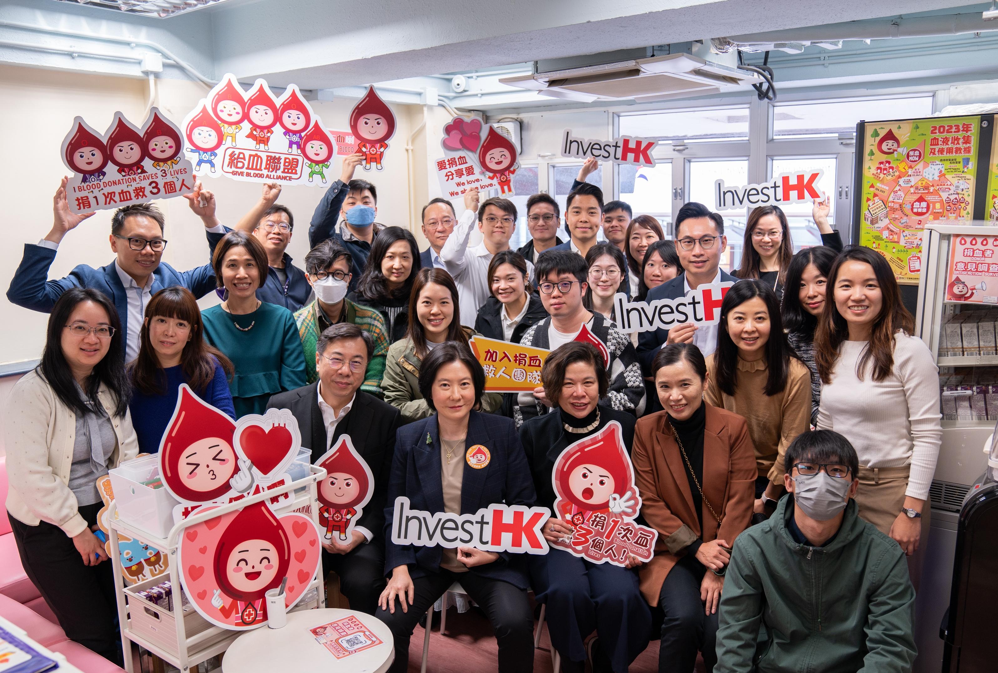 Invest Hong Kong staff organised a group blood donation today (December 18), spreading joy through helping others.