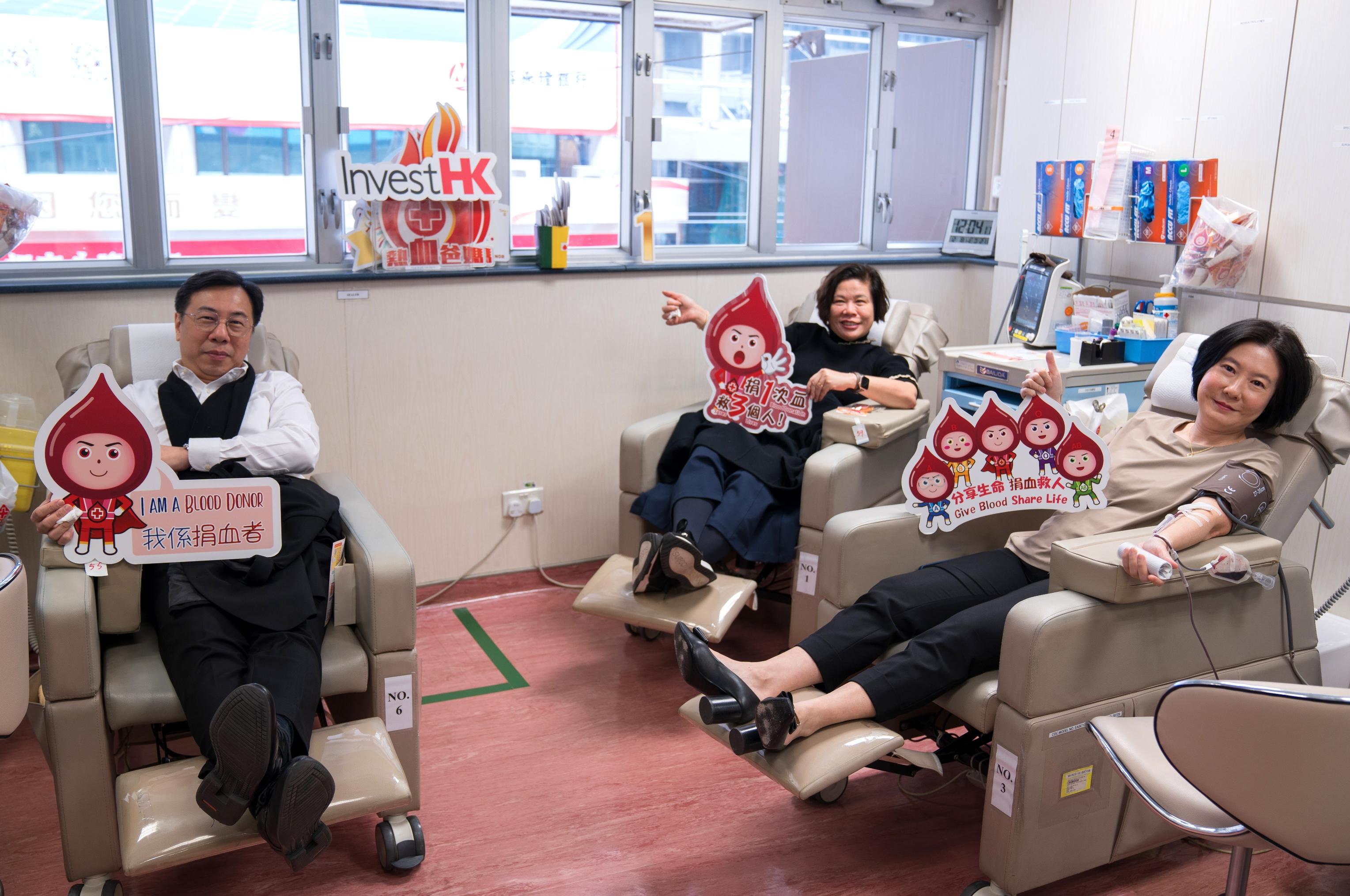 Invest Hong Kong staff organised a group blood donation today (December 18), spreading joy through helping others. The Director-General of Investment Promotion, Ms Alpha Lau (right), and Associate Directors-General of Investment Promotion Mr Arnold Lau (left) and Ms Jessica Cheng (centre) indicated that blood donation was quick and painless.