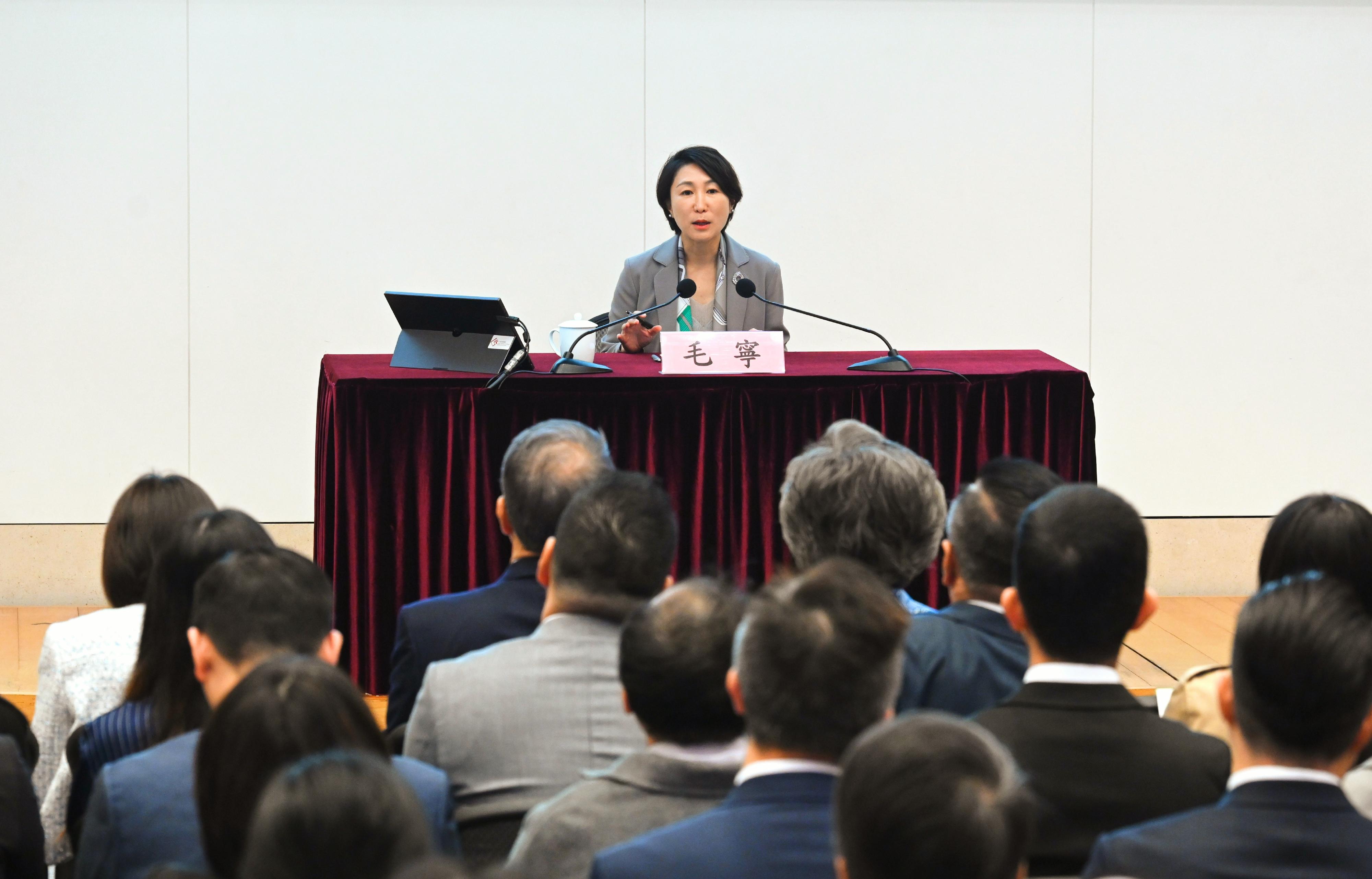 The Civil Service College today (December 18) held a talk in the series on the country's foreign affairs jointly with the Office of the Commissioner of the Ministry of Foreign Affairs in the Hong Kong Special Administrative Region on the topic of "Telling Good Stories of China". Photo shows Deputy Director General of the Department of Press, Communication and Public Diplomacy of the Ministry of Foreign Affairs Ms Mao Ning delivering a talk.