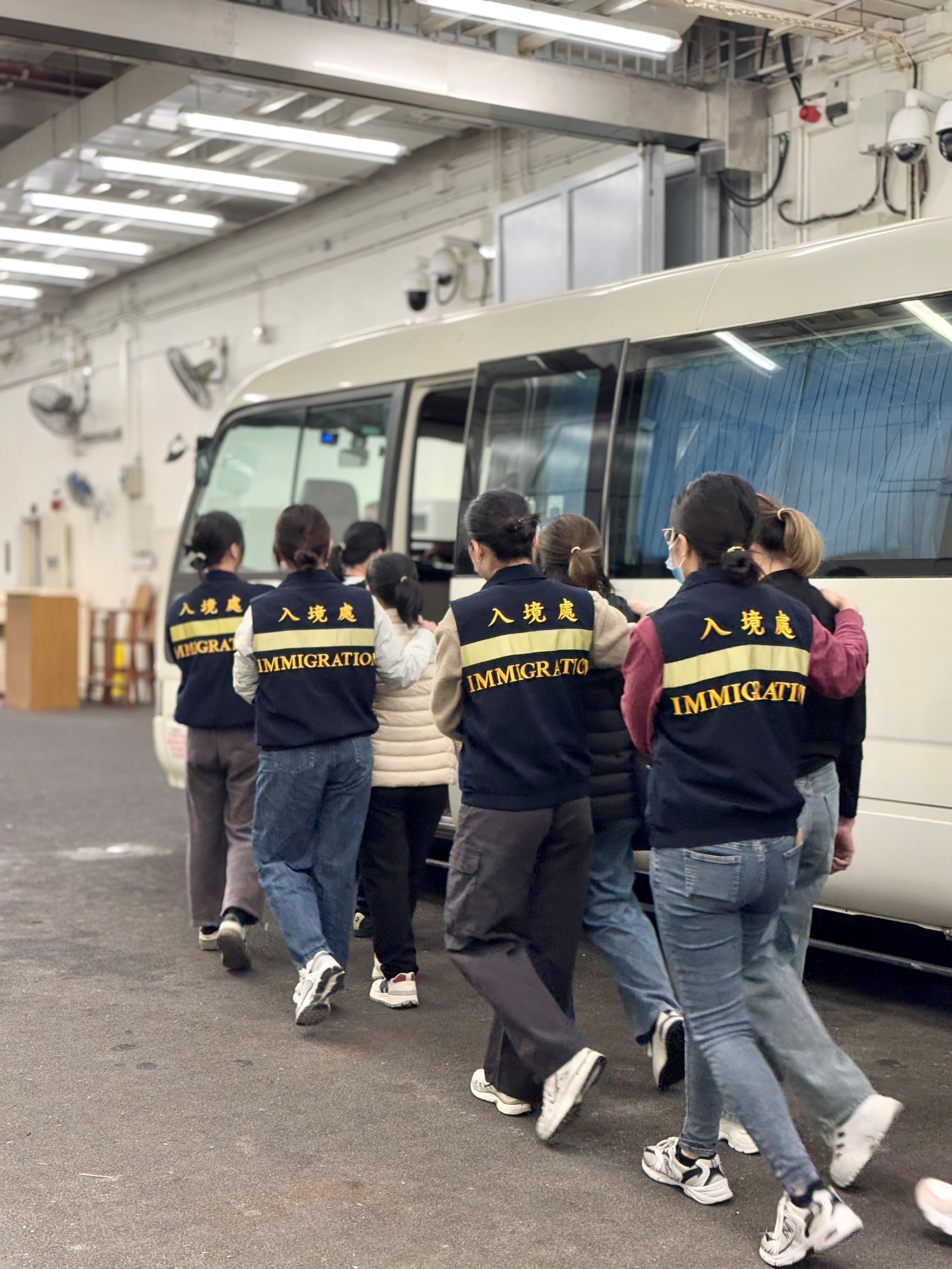 The Immigration Department (ImmD) carried out a repatriation operation today (December 18).  A total of 18 Vietnamese illegal immigrants and overstayers were repatriated to Vietnam.  Photo shows removees being escorted by ImmD officers to proceed from the detention place to the airport.

