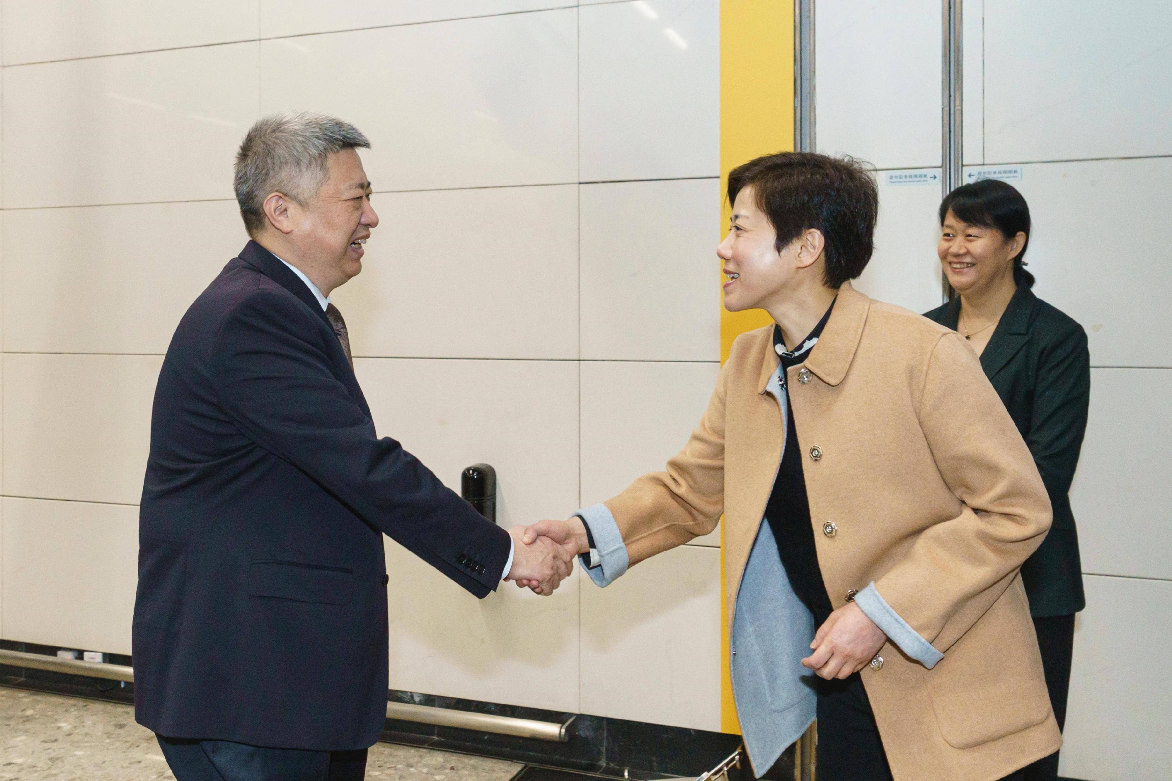 The Commissioner of Customs and Excise, Ms Louise Ho (centre), today (December 18) met with the Director General in Guangzhou Customs District, Mr Li Quan (left), in the Customs Headquarters Building.