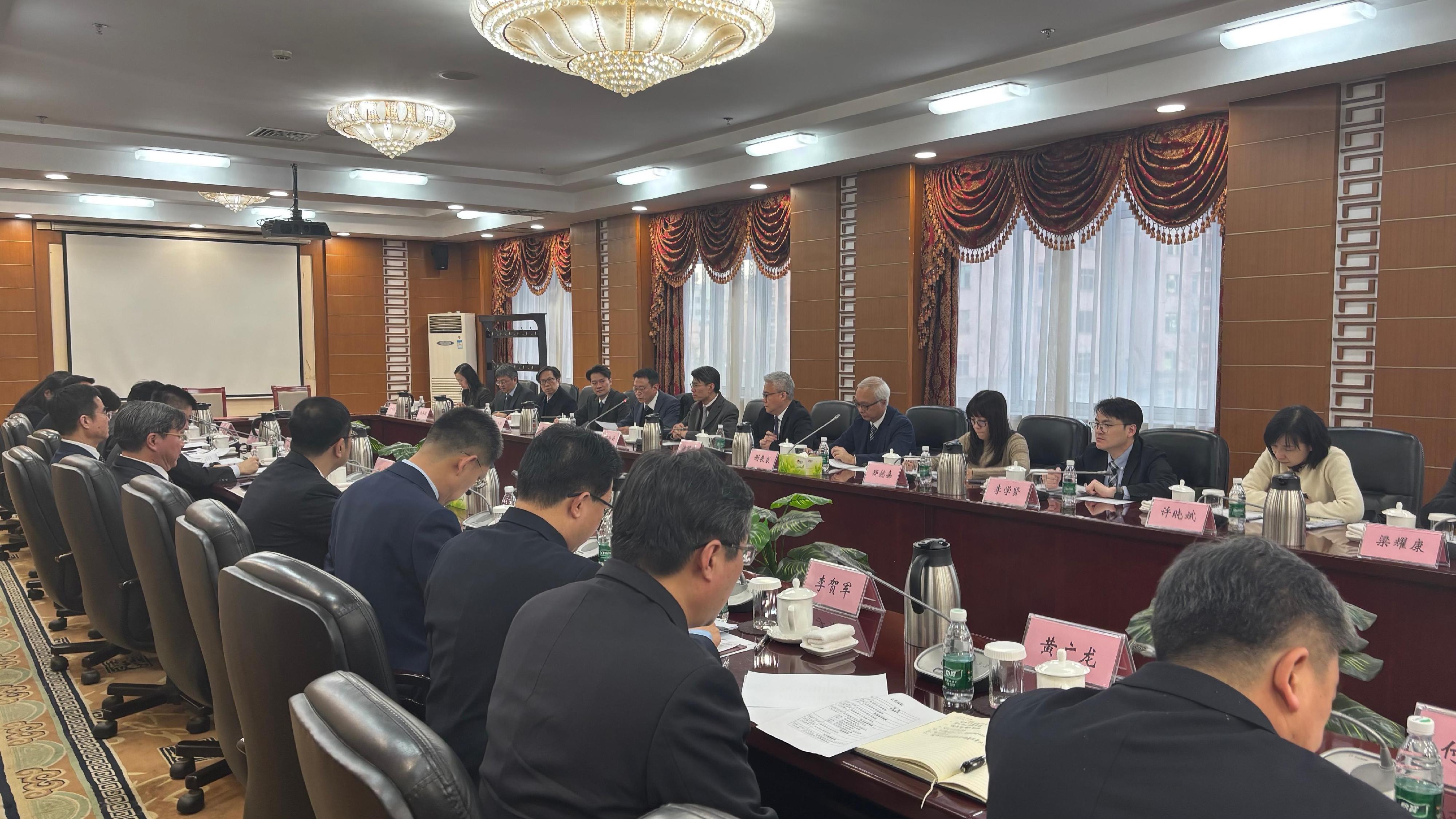 The Secretary for Environment and Ecology, Mr Tse Chin-wan, today (December 18) witnessed the signing of the Cooperation Arrangement on Quality and Safety Management between the State Administration for Market Regulation (SAMR) and the Electrical and Mechanical Services Department in Beijing. Photo shows Mr Tse (fourth right), and the Director of Electrical and Mechanical Services, Mr Poon Kwok-ying (fifth right) meeting with the SAMR. 