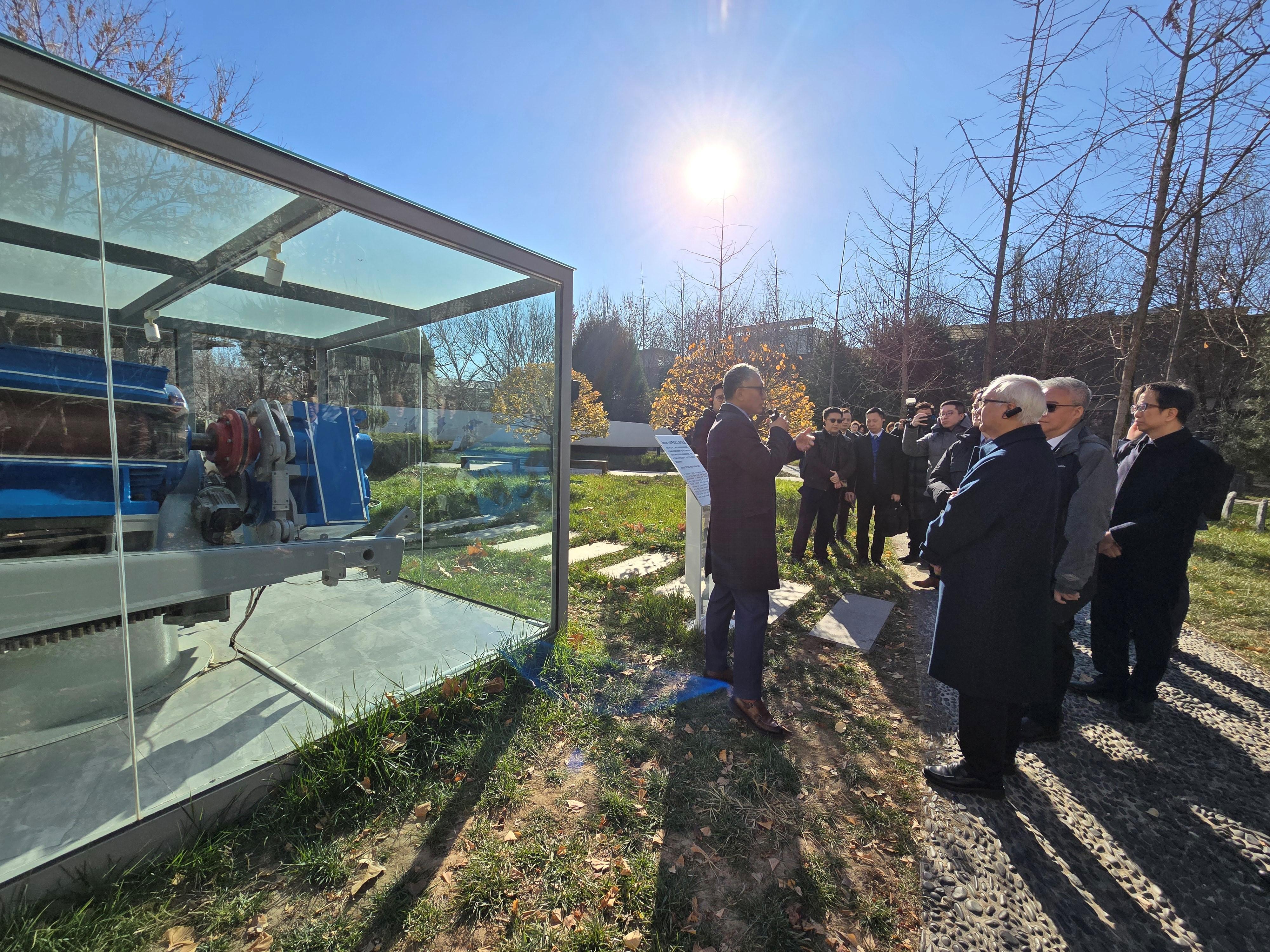 The Secretary for Environment and Ecology, Mr Tse Chin-wan (third right) today (December 18) visited Goldwind carbon neutral smart park in Beijing and learnt about the operation of its wind turbine unit.