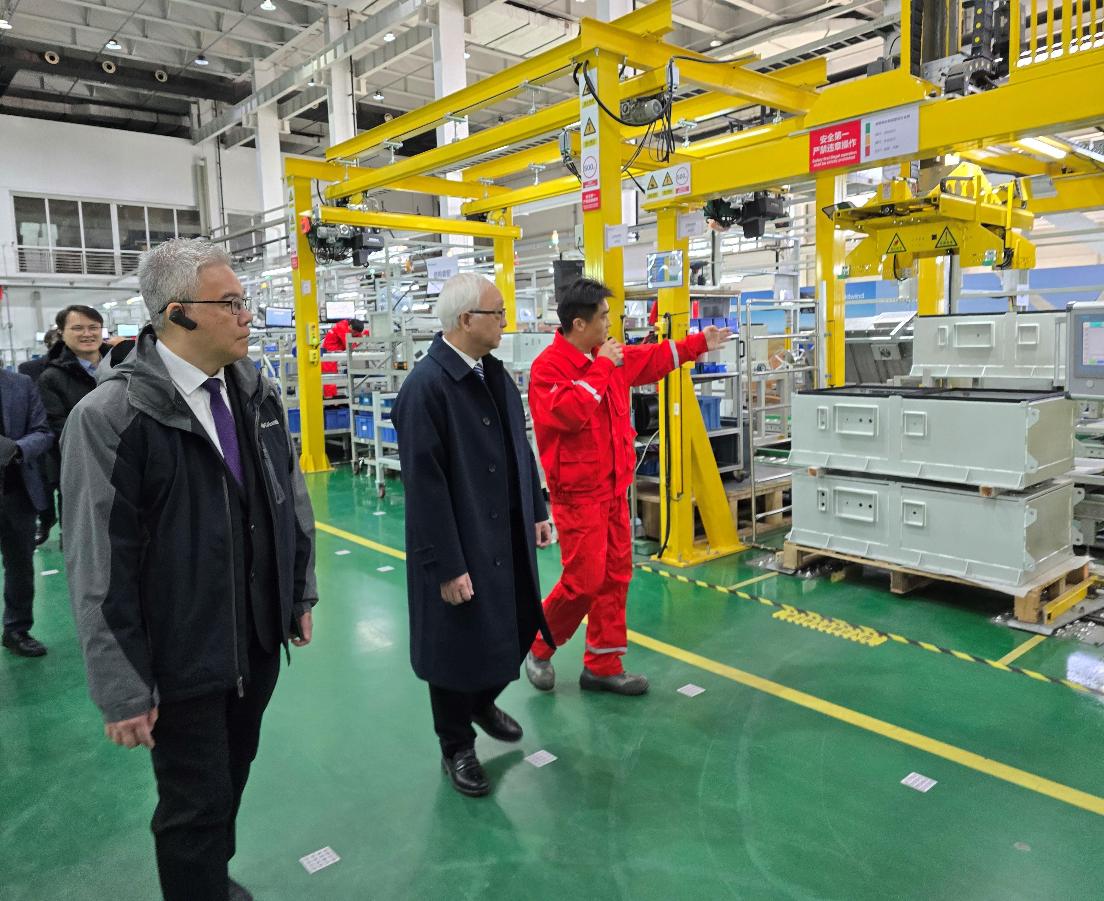 The Secretary for Environment and Ecology, Mr Tse Chin-wan (second right), and the Director of Electrical and Mechanical Services, Mr Poon Kwok-ying (third right), today (December 18) visited Goldwind carbon neutral smart park in Beijing and learnt about the operation of its plant.