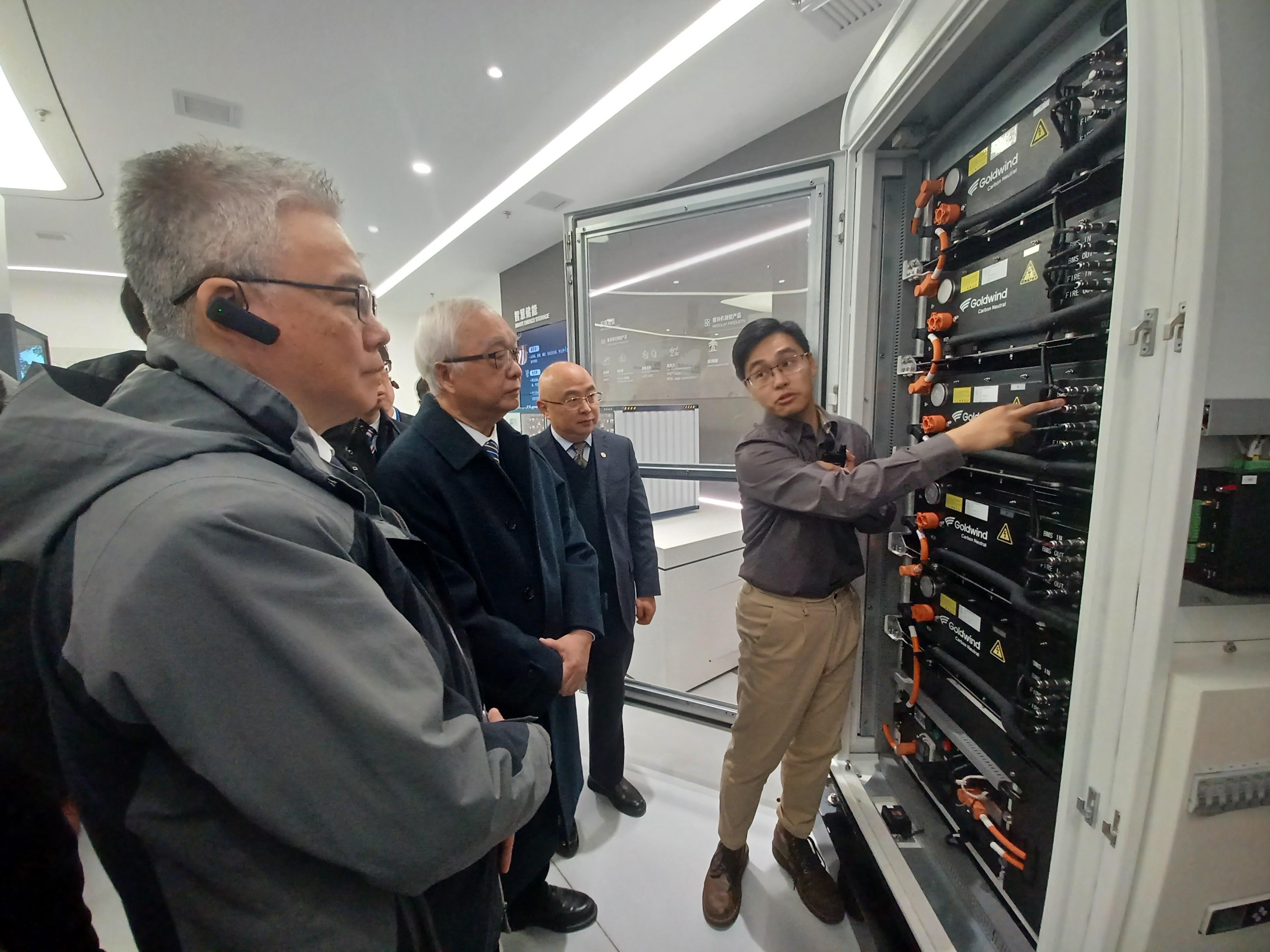 The Secretary for Environment and Ecology, Mr Tse Chin-wan (second left), and the Director of Electrical and Mechanical Services, Mr Poon Kwok-ying (first left) today (December 18) visited Goldwind carbon neutral smart park in Beijing and learnt about the operation of its smart energy storage system.