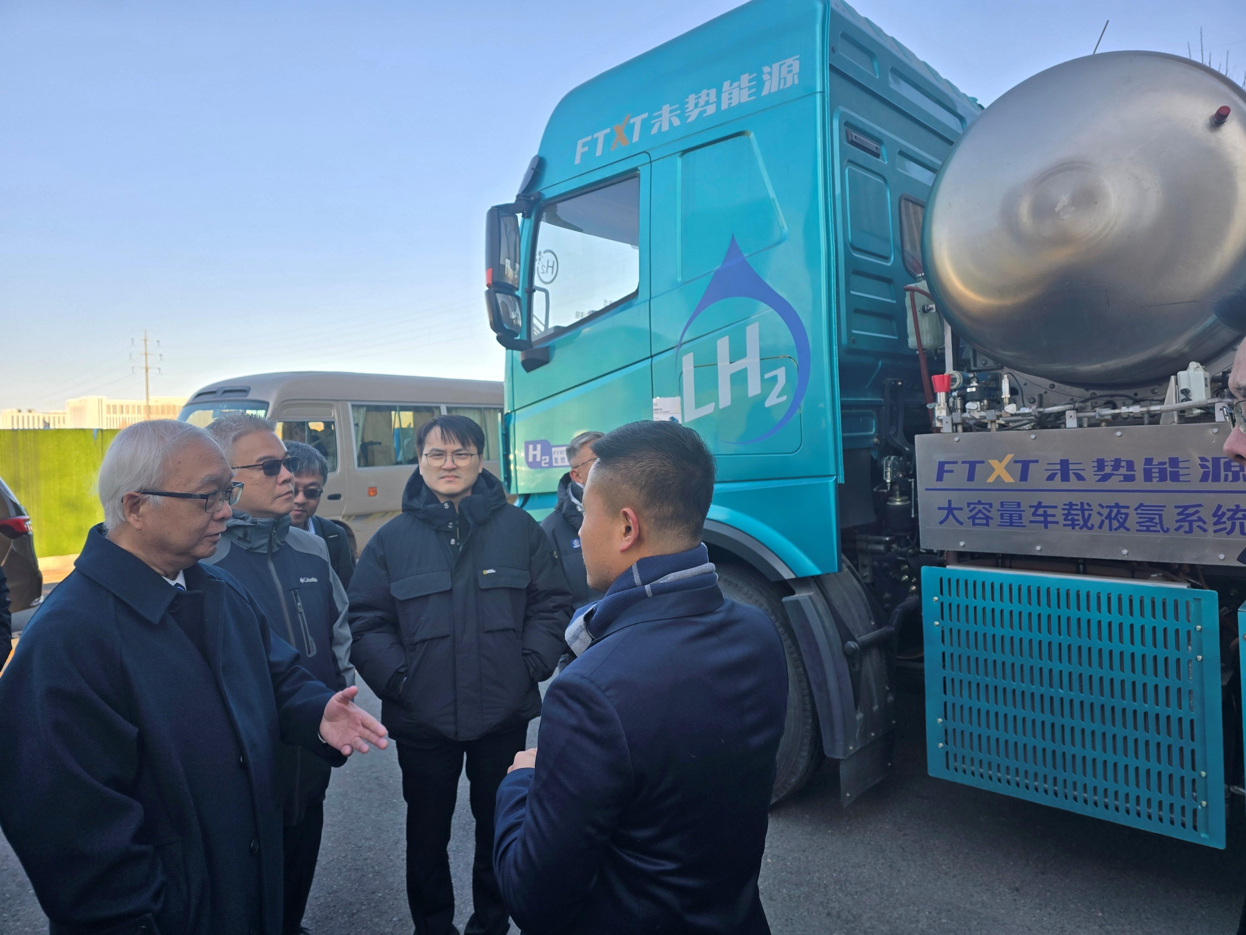 The Secretary for Environment and Ecology, Mr Tse Chin-wan (first left), and the Director of Electrical and Mechanical Services, Mr Poon Kwok-ying (second left) today (December 18) inspected liquid hydrogen-fuelled vehicle in Beijing to learn about the latest development and application of on-board liquid hydrogen storage system.