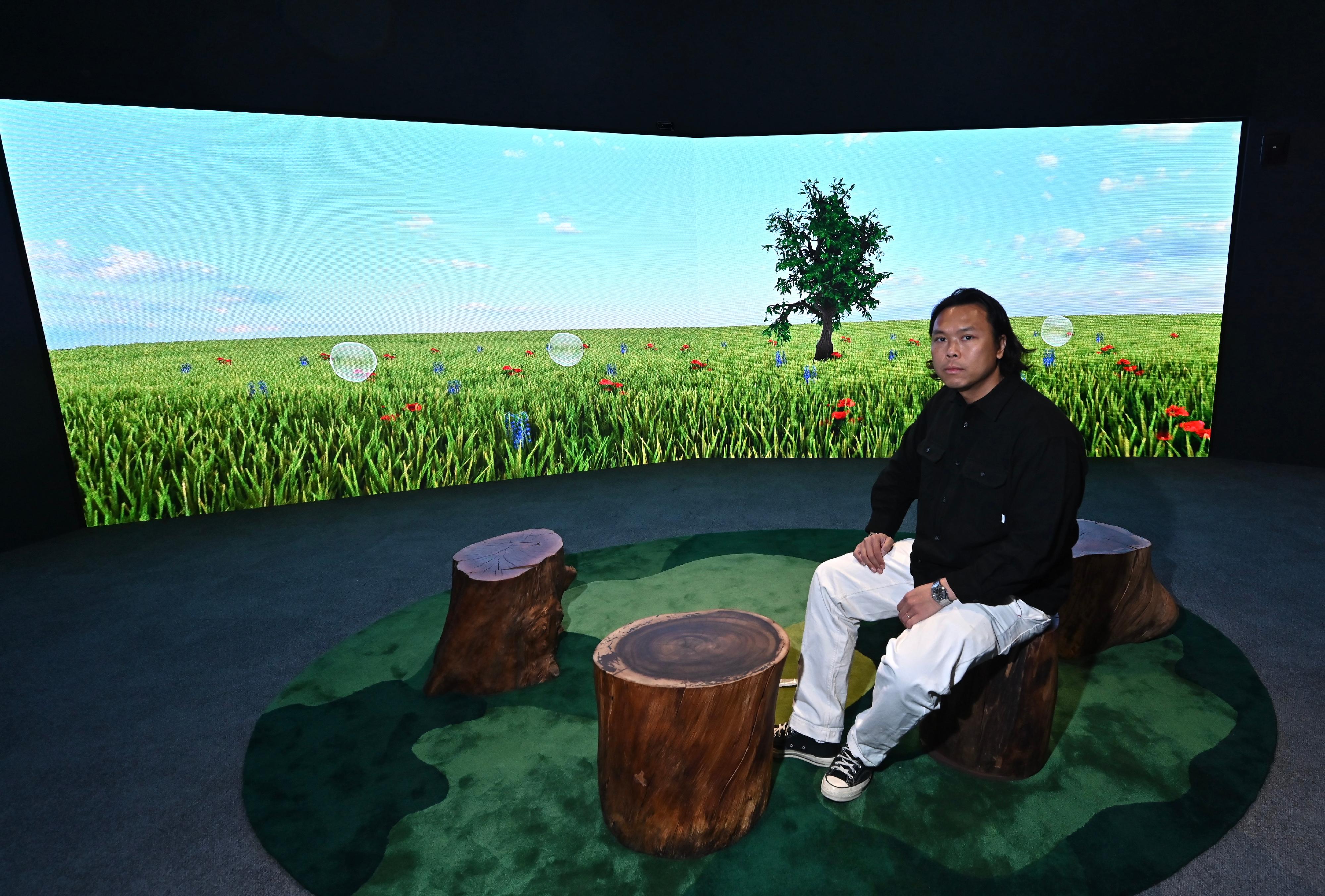 The Hong Kong Museum of Art will hold the "Perceptual and Intellectual - Explorations into Everything and Oneself" exhibition starting from December 20. The exhibition will feature 10 sets of installations and interactive new media creations by Hong Kong artists. Photo shows artist Samuel Yip and his multimedia installation "Tree of heaven" created with artist Janice To .