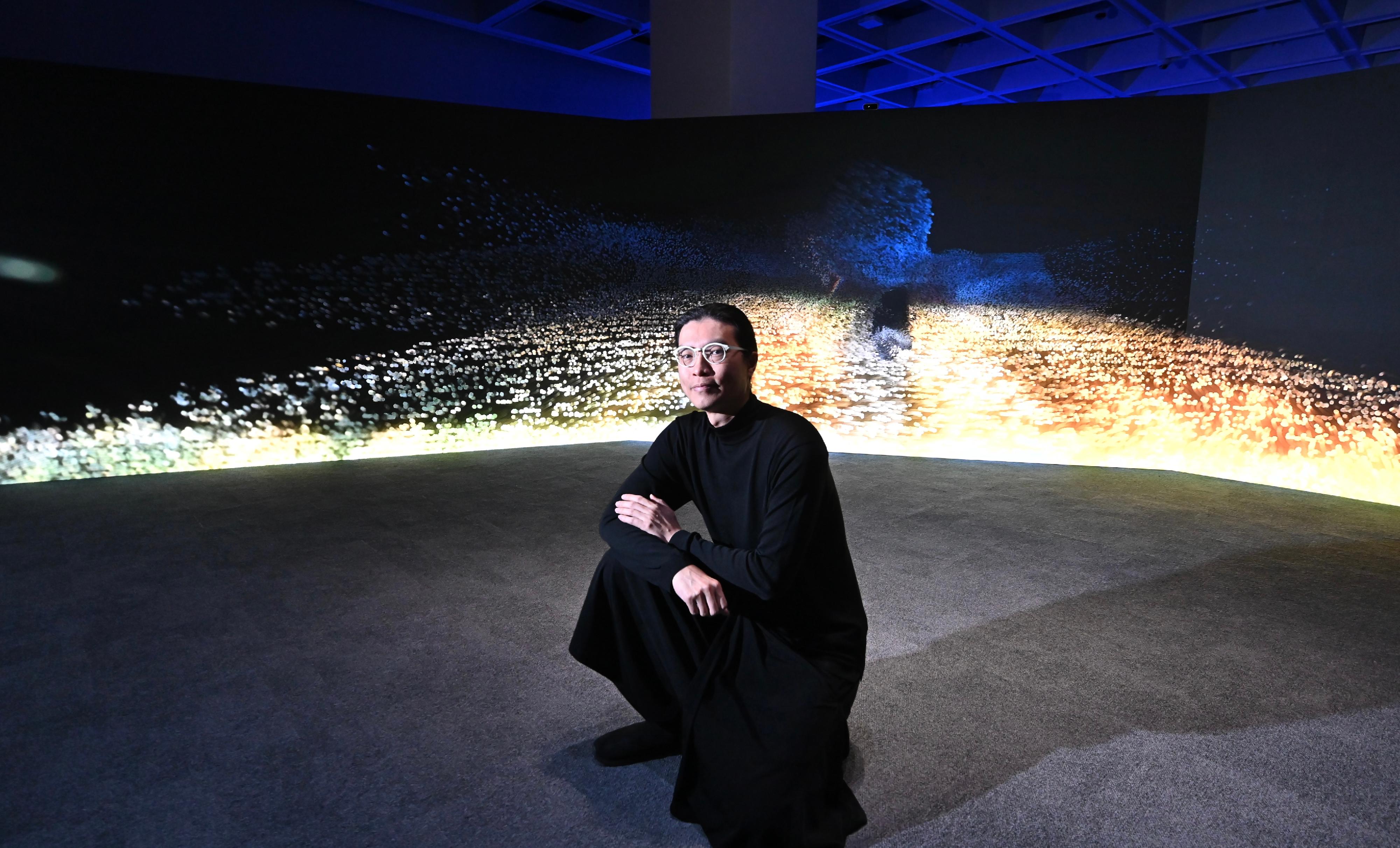 The Hong Kong Museum of Art will hold the "Perceptual and Intellectual - Explorations into Everything and Oneself" exhibition starting from December 20. The exhibition will feature 10 sets of installations and interactive new media creations by Hong Kong artists. Photo shows artist Chris Cheung and his AI and interactive installation "Cinemorpheque".